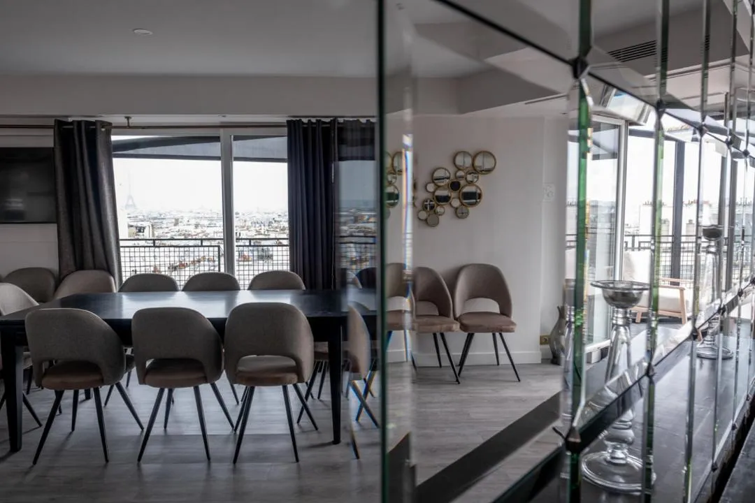 Dining area in Hotel Le Chat Noir