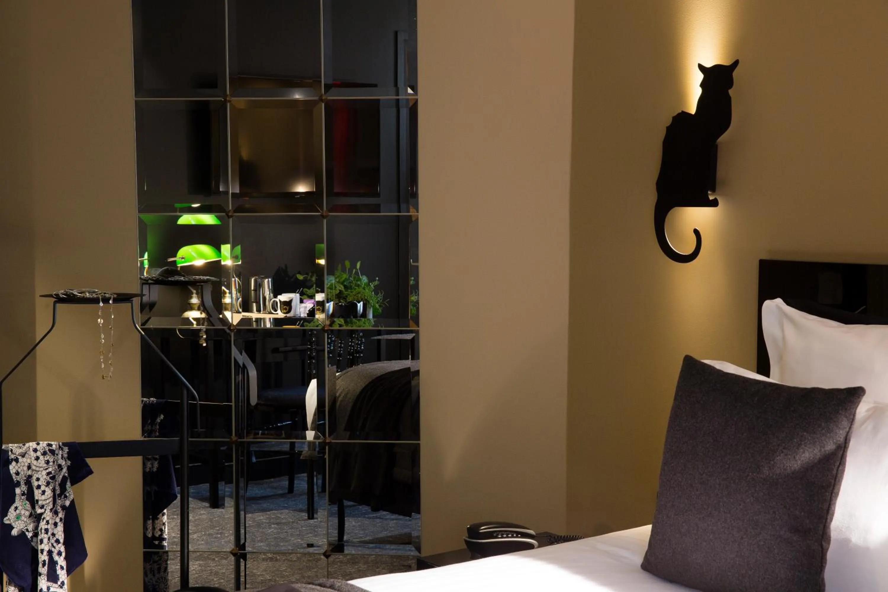 Photo of the whole room, Bed in Hotel Le Chat Noir