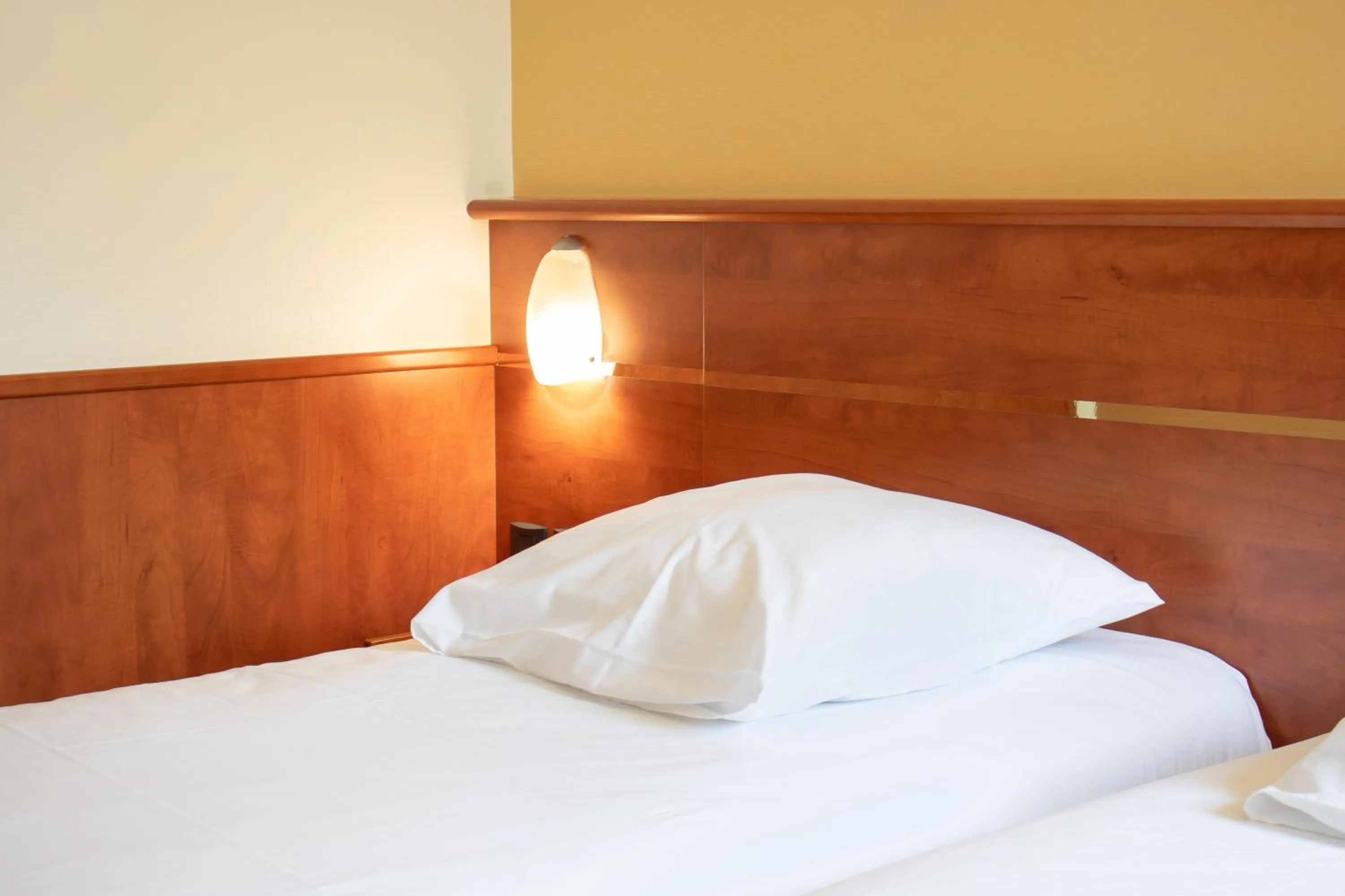 Bedroom, Bed in Brit Hotel Agen - L'Aquitaine