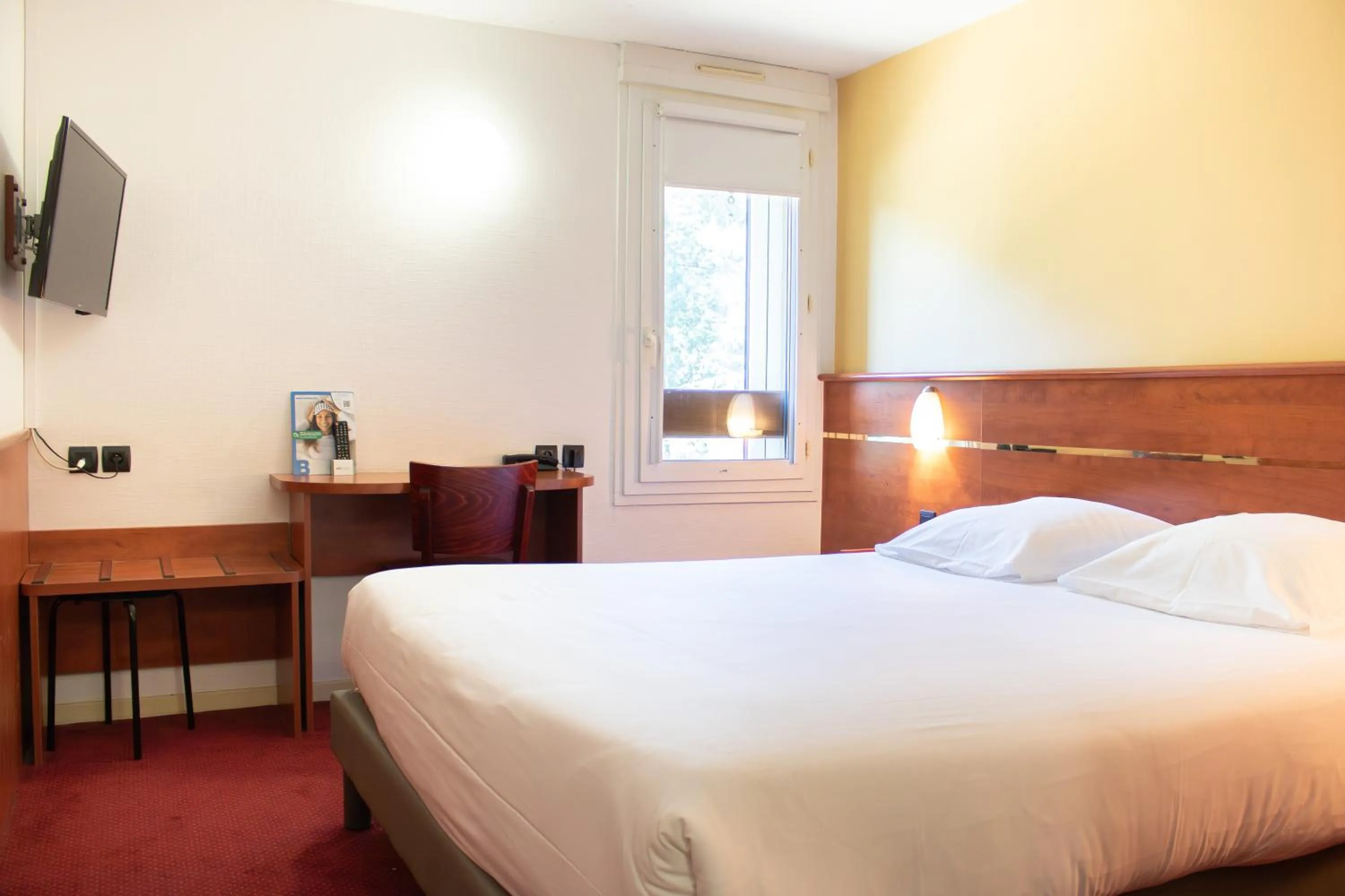 Bed in Brit Hotel Agen - L'Aquitaine