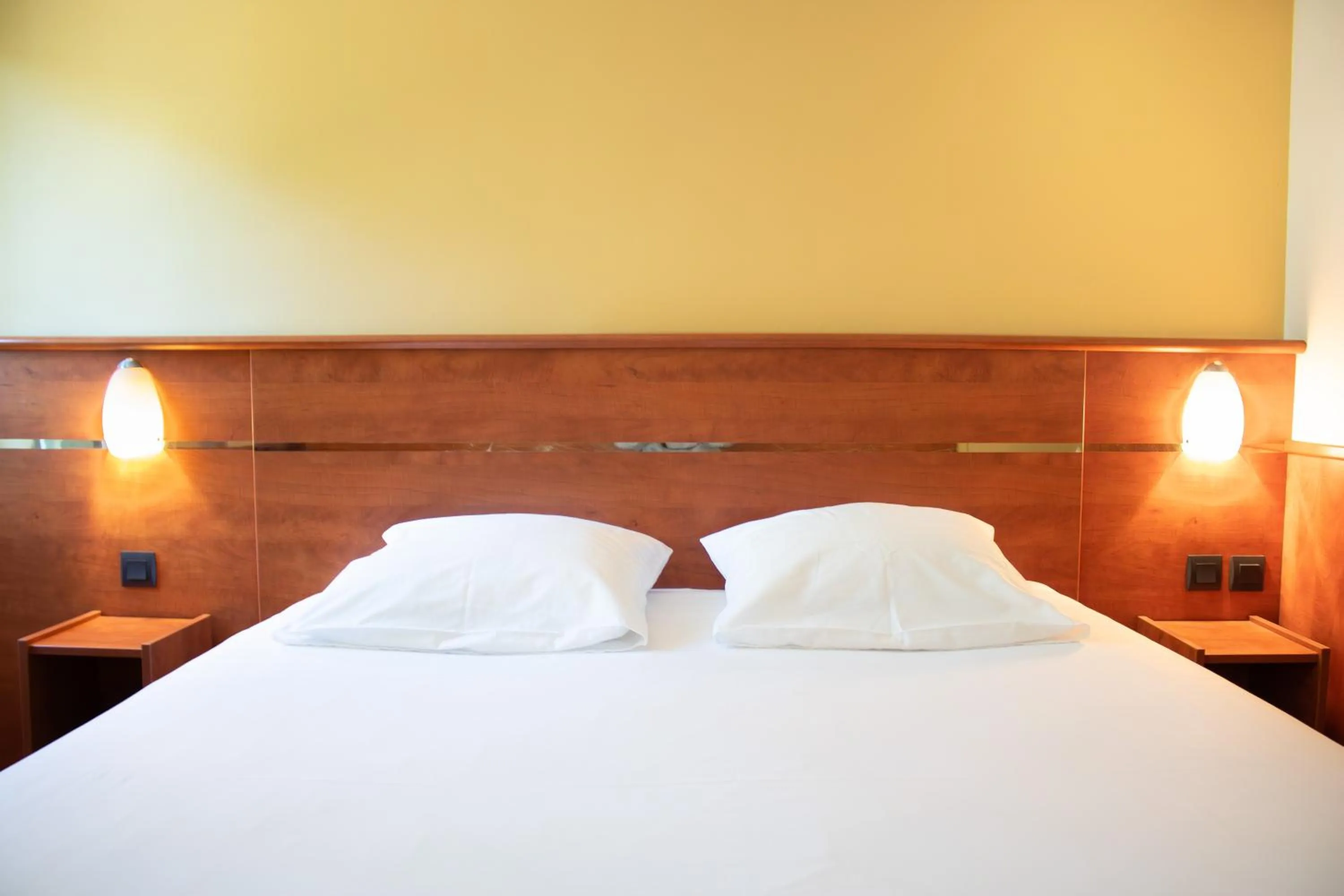 Bedroom, Bed in Brit Hotel Agen - L'Aquitaine