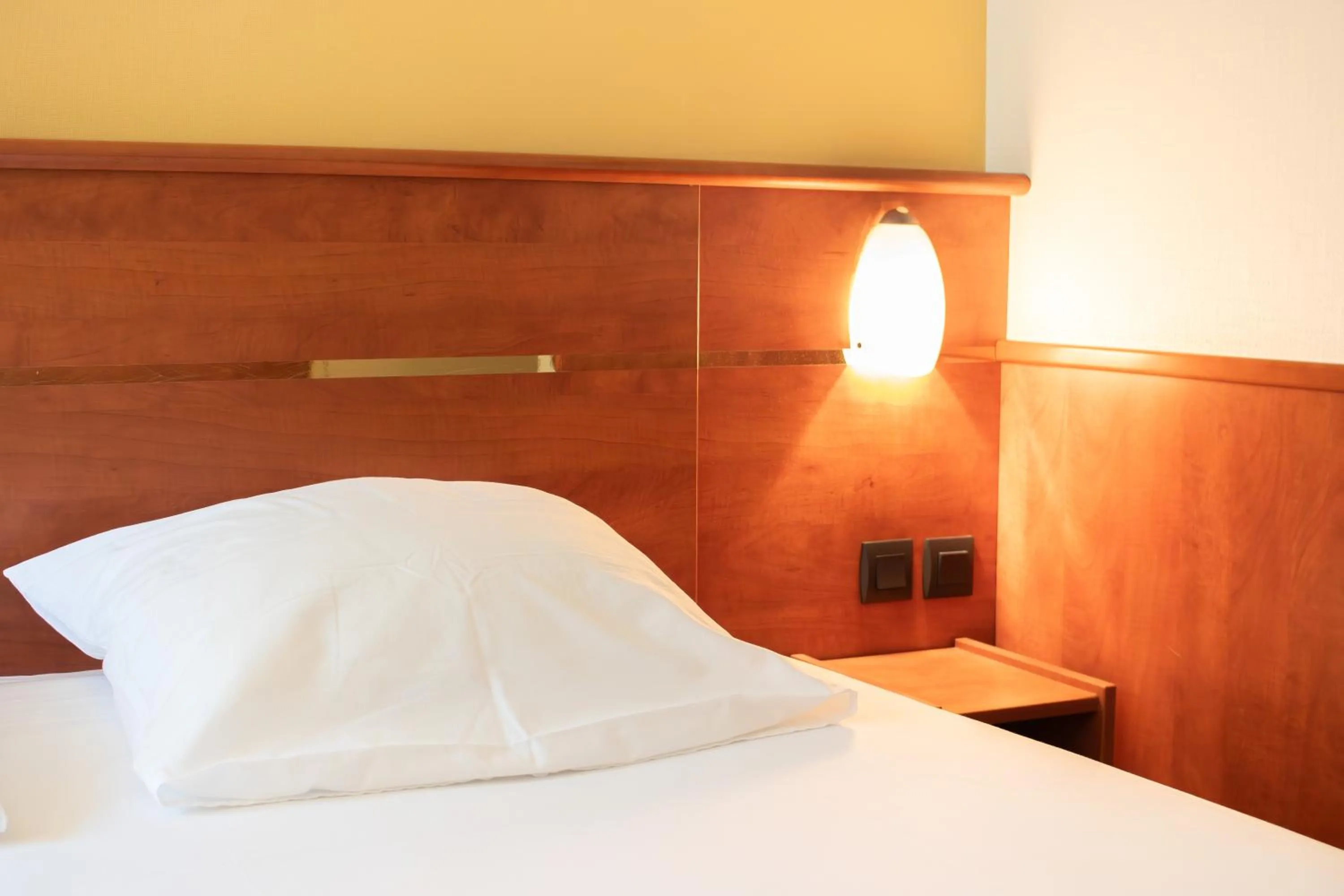 Bedroom, Bed in Brit Hotel Agen - L'Aquitaine