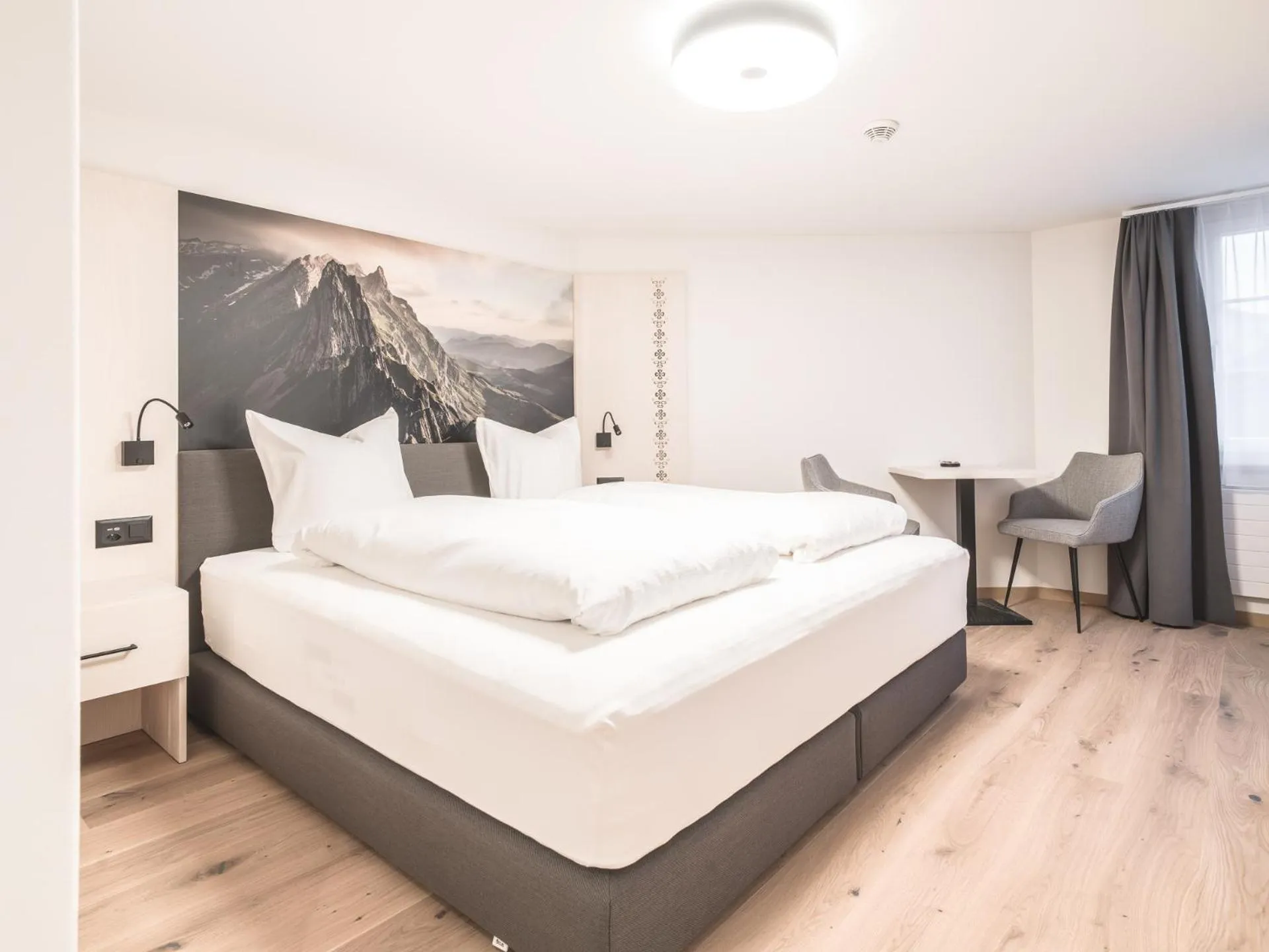 Bedroom, Bed in Traube Restaurant & Hotel