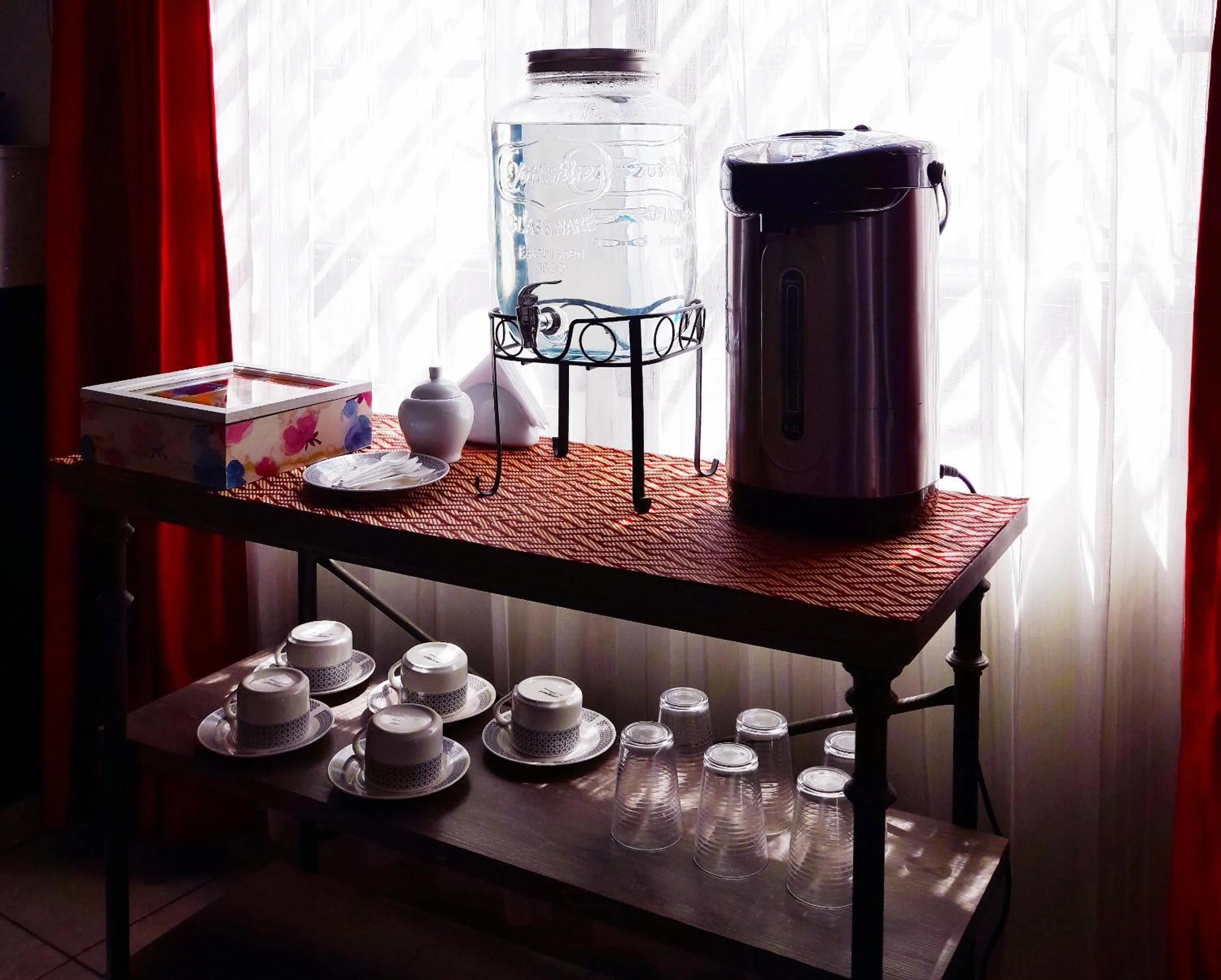 Coffee/tea facilities in Hotel La Casa de Irma