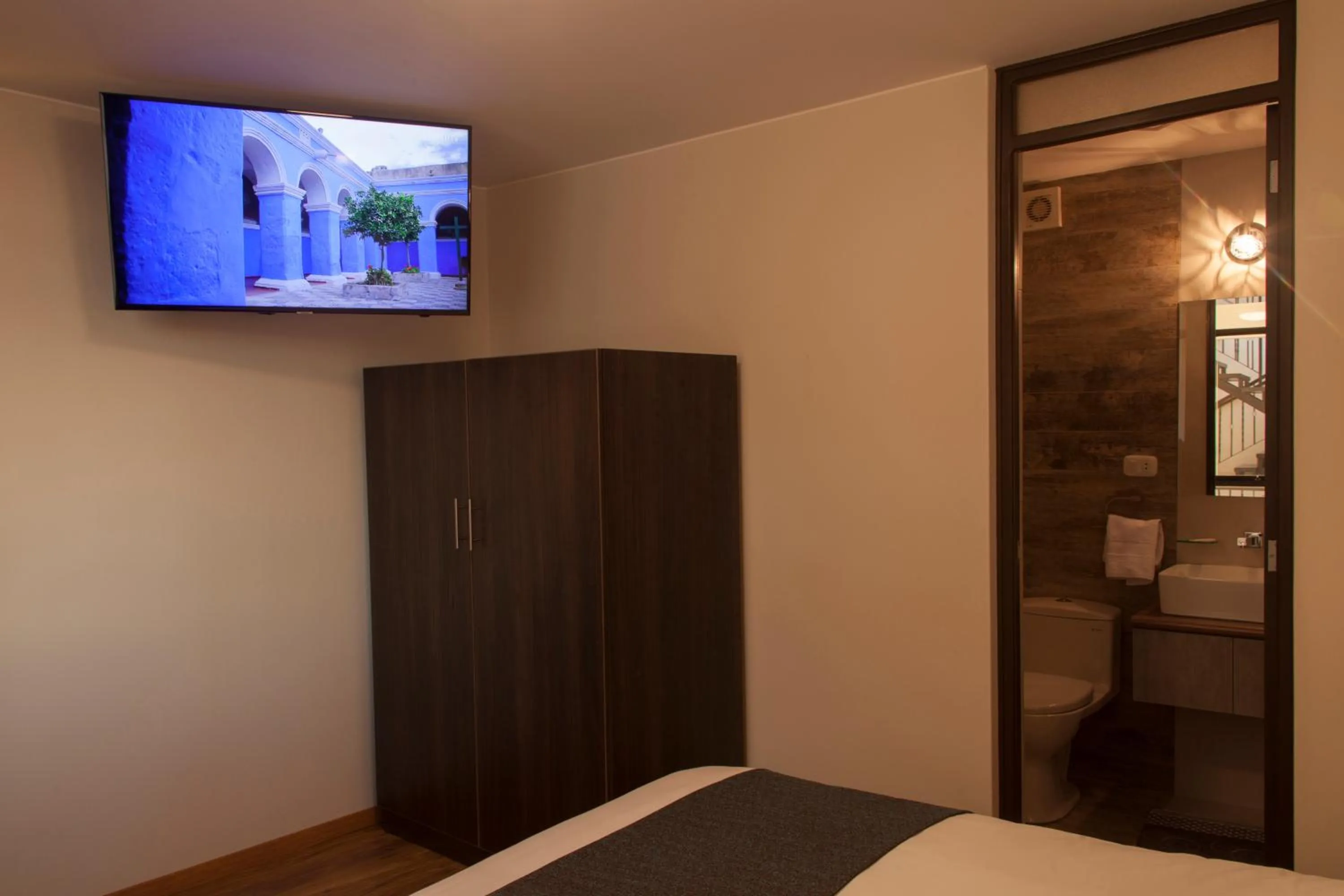 TV and multimedia, Bed in Hotel La Casa de Irma