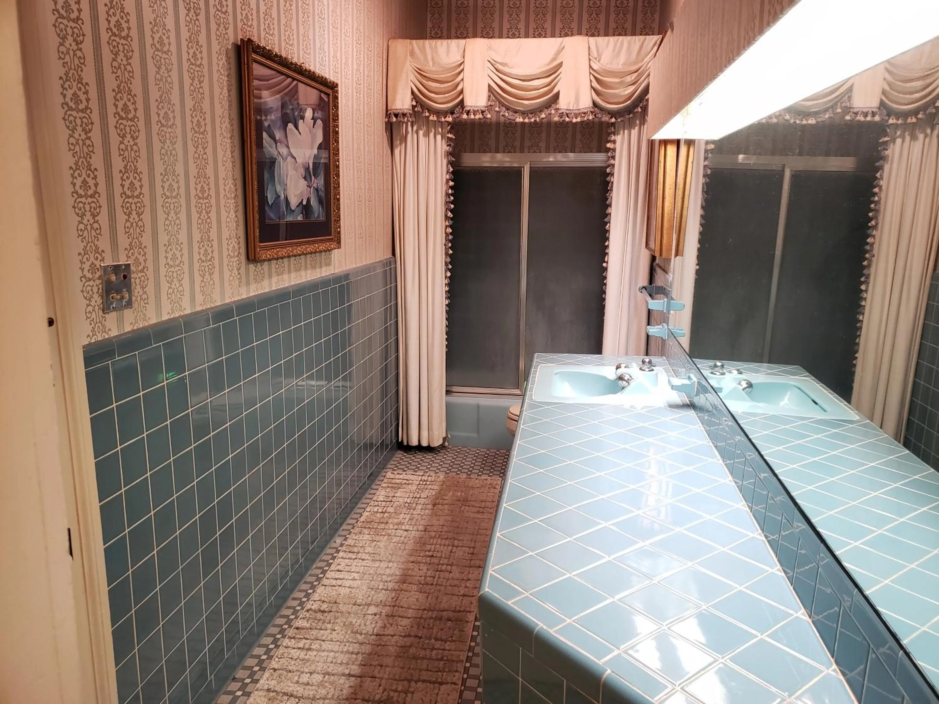 Bathroom, Bed in Heritage Inn BNB