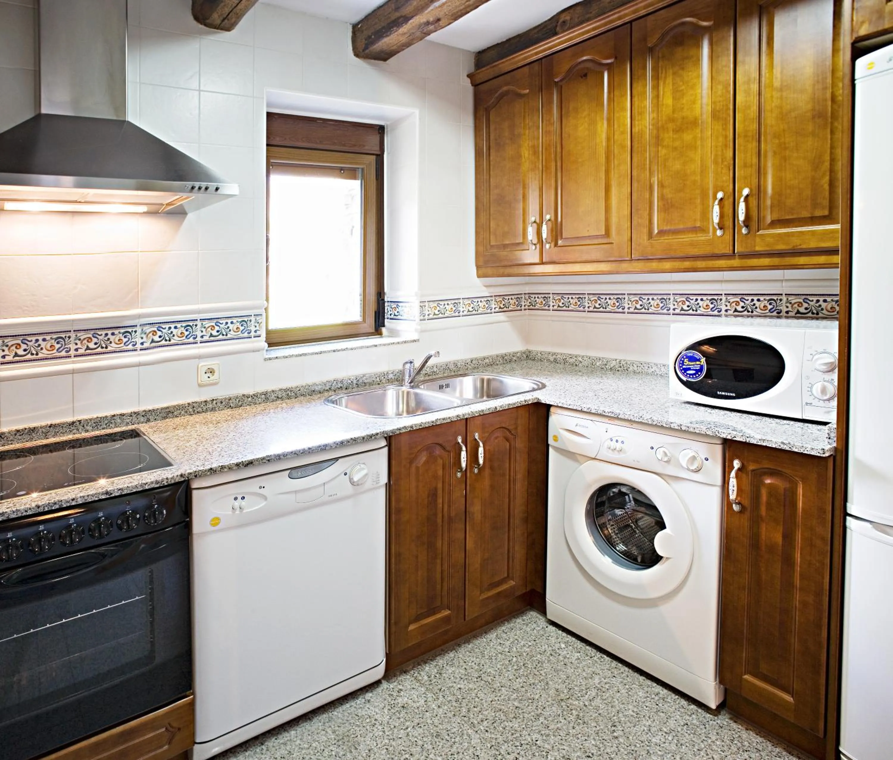 Kitchen or kitchenette in Apartamentos Casa Buisan