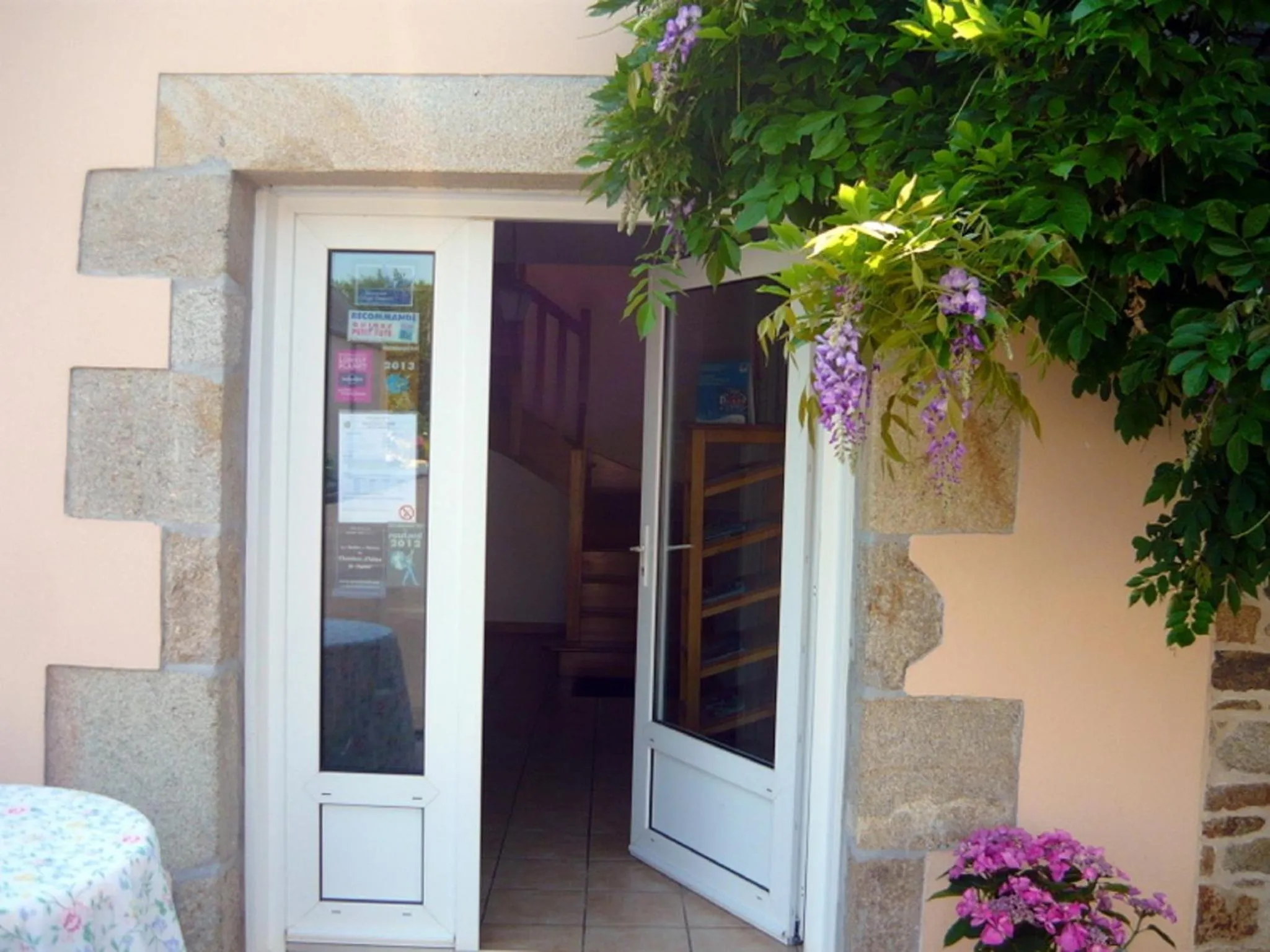 Facade/entrance in Kerantum à10mn des baies de Douarnenez et Audierne avec cuisine à disposition