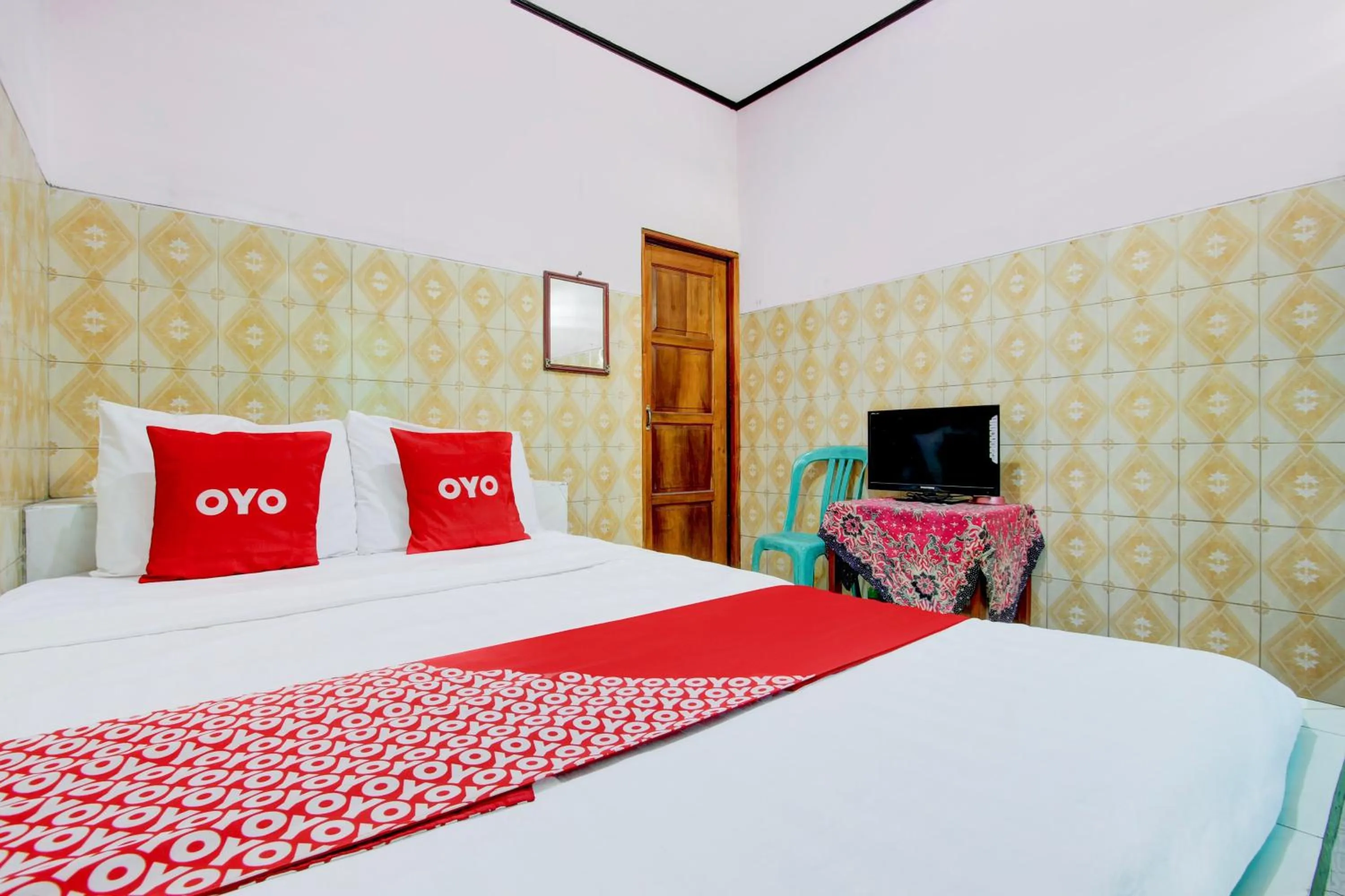 Bedroom, Bed in Hotel O Homestay Baronsari