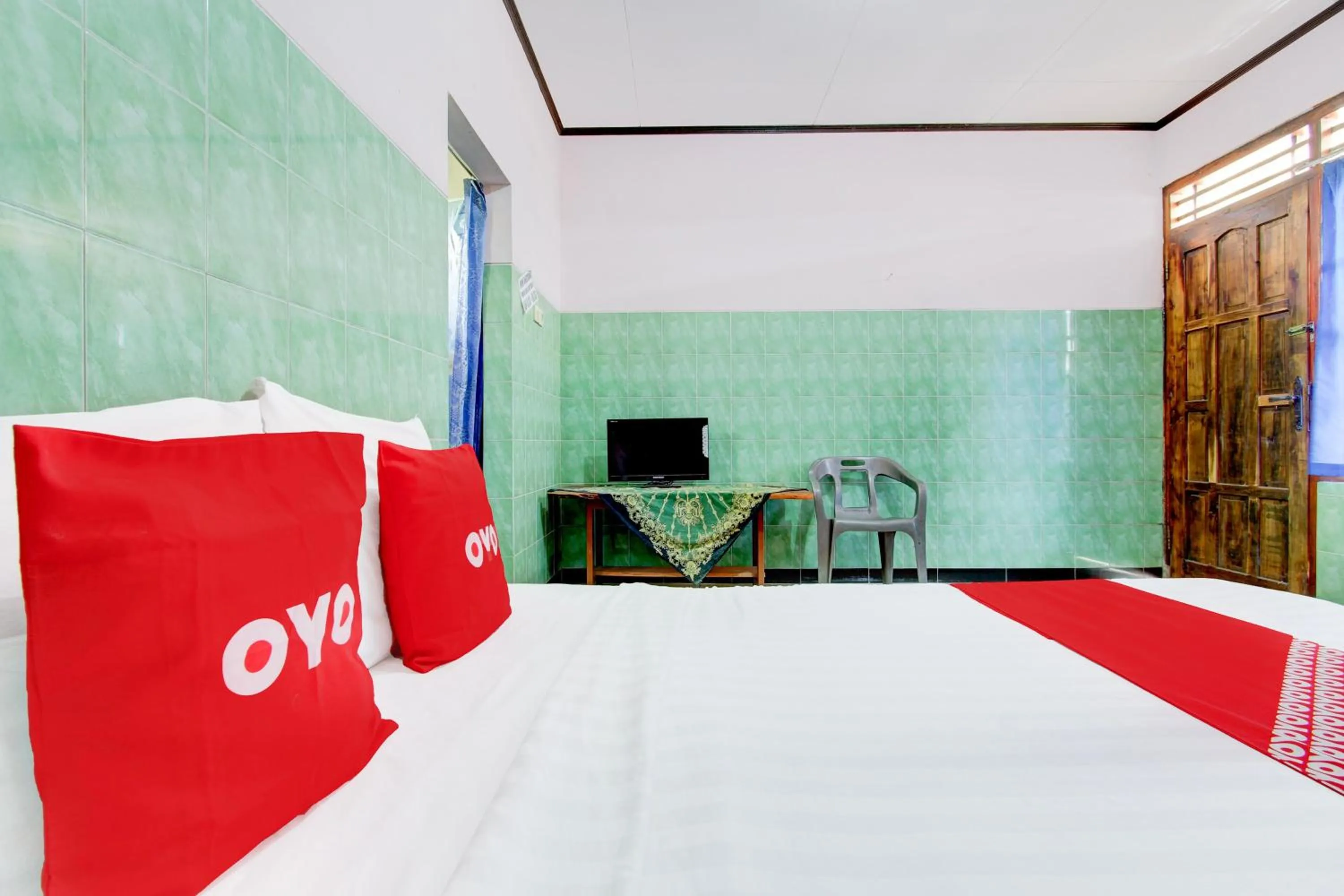 Bedroom, Bed in Hotel O Homestay Baronsari