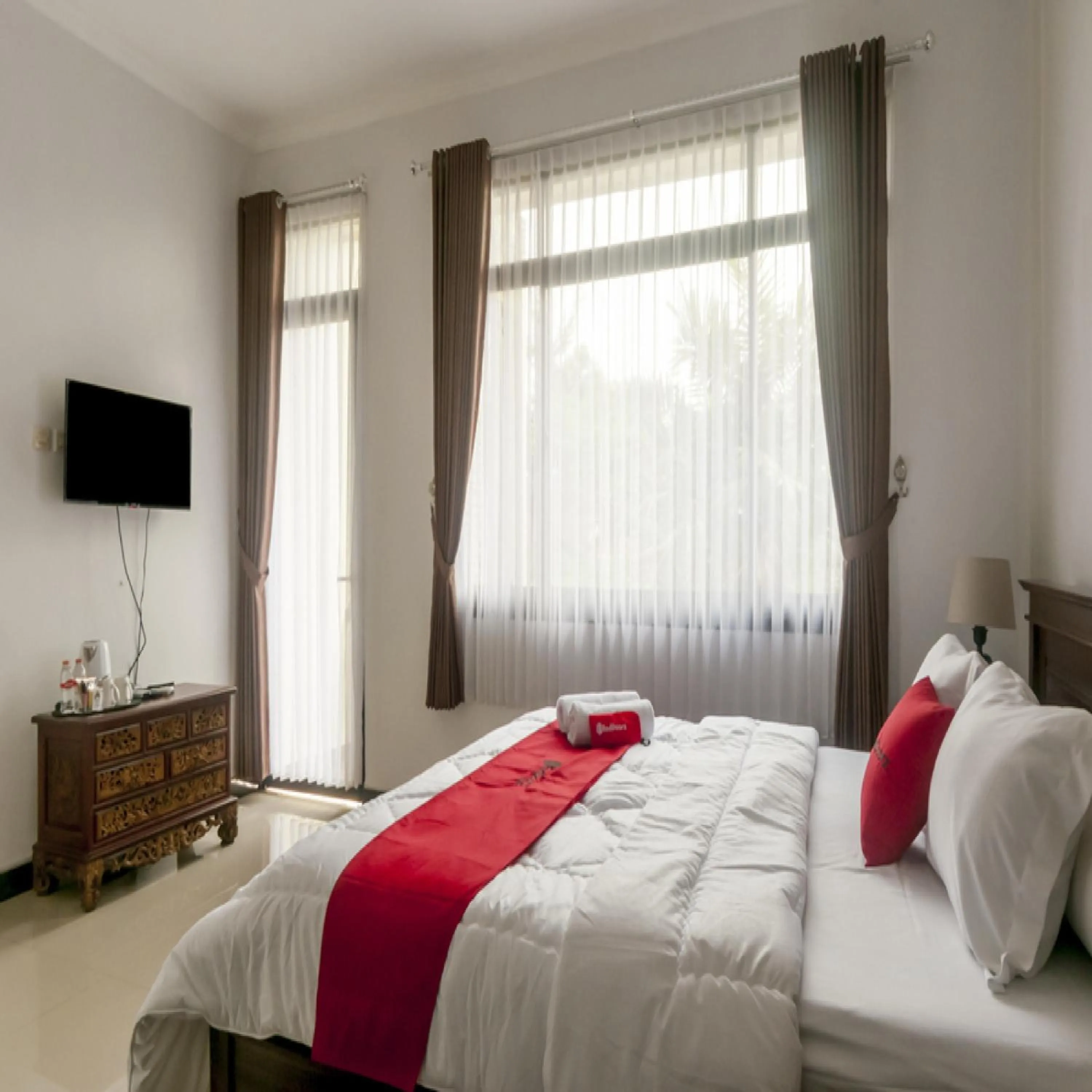 Bedroom, Bed in RedDoorz Syariah Plus near Trans Studio Cibubur