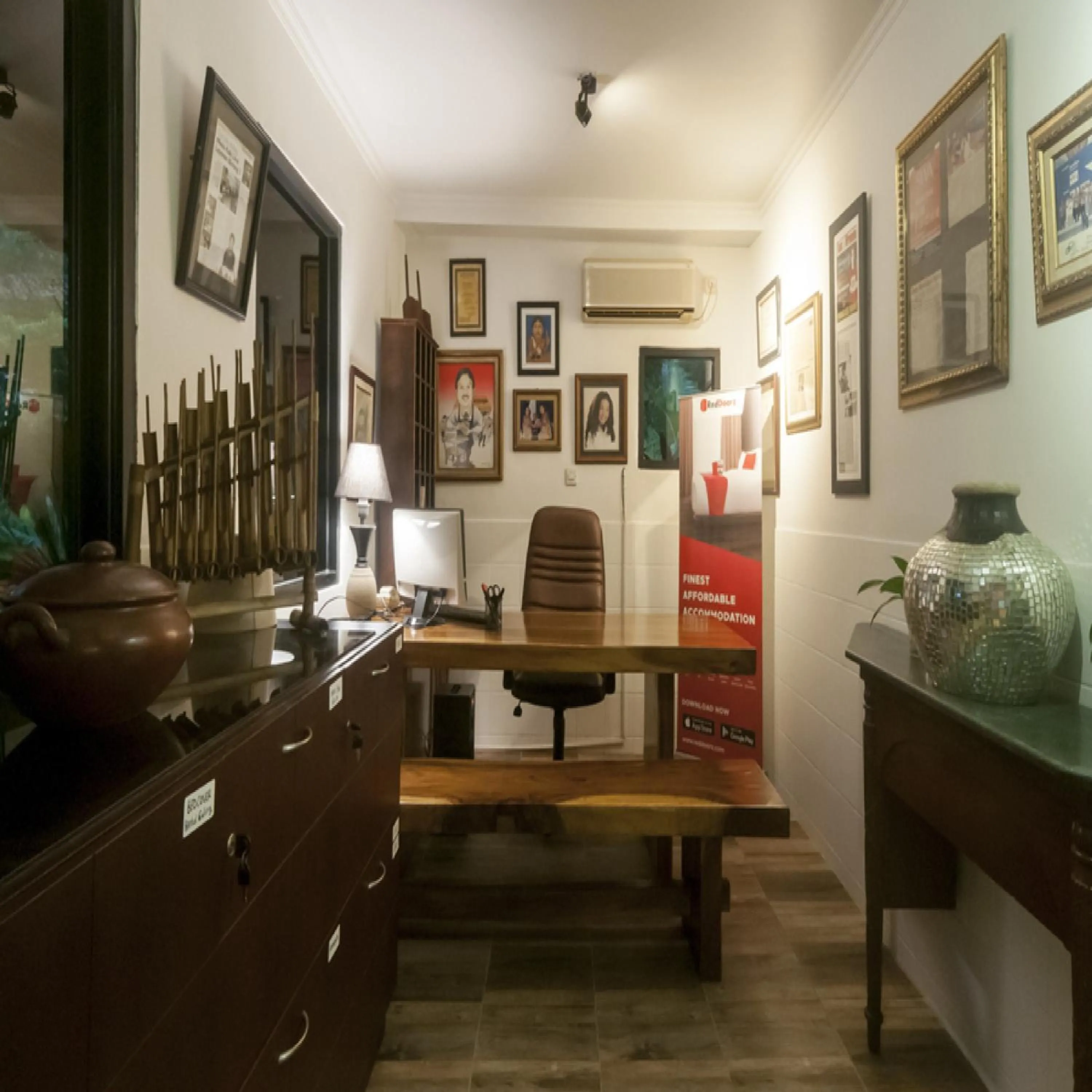 Lobby or reception in RedDoorz Syariah Plus near Trans Studio Cibubur