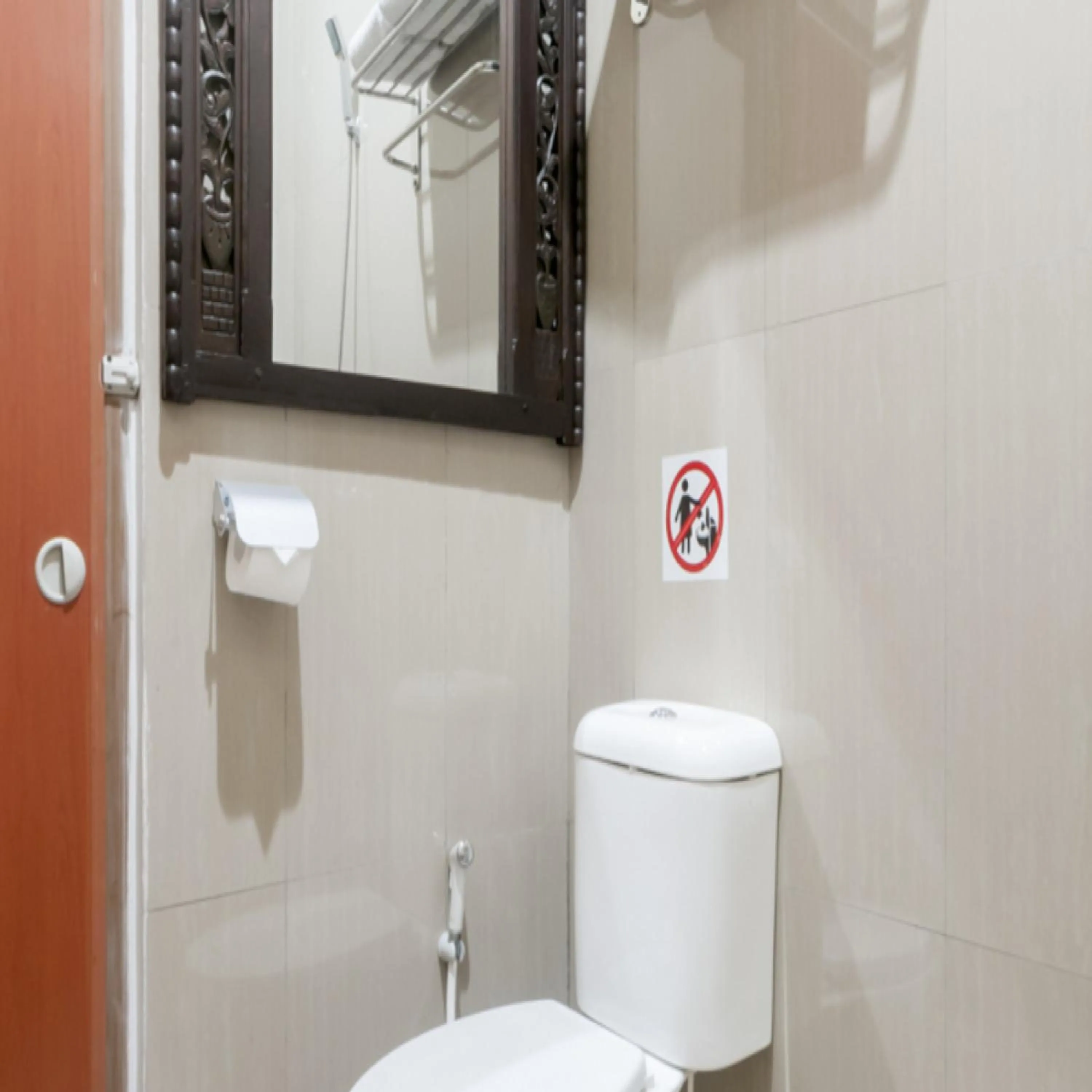 Bathroom in RedDoorz Syariah Plus near Trans Studio Cibubur