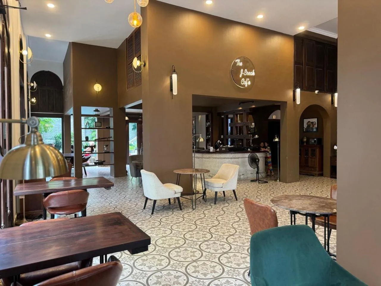 Restaurant/places to eat in The J Break Boutique