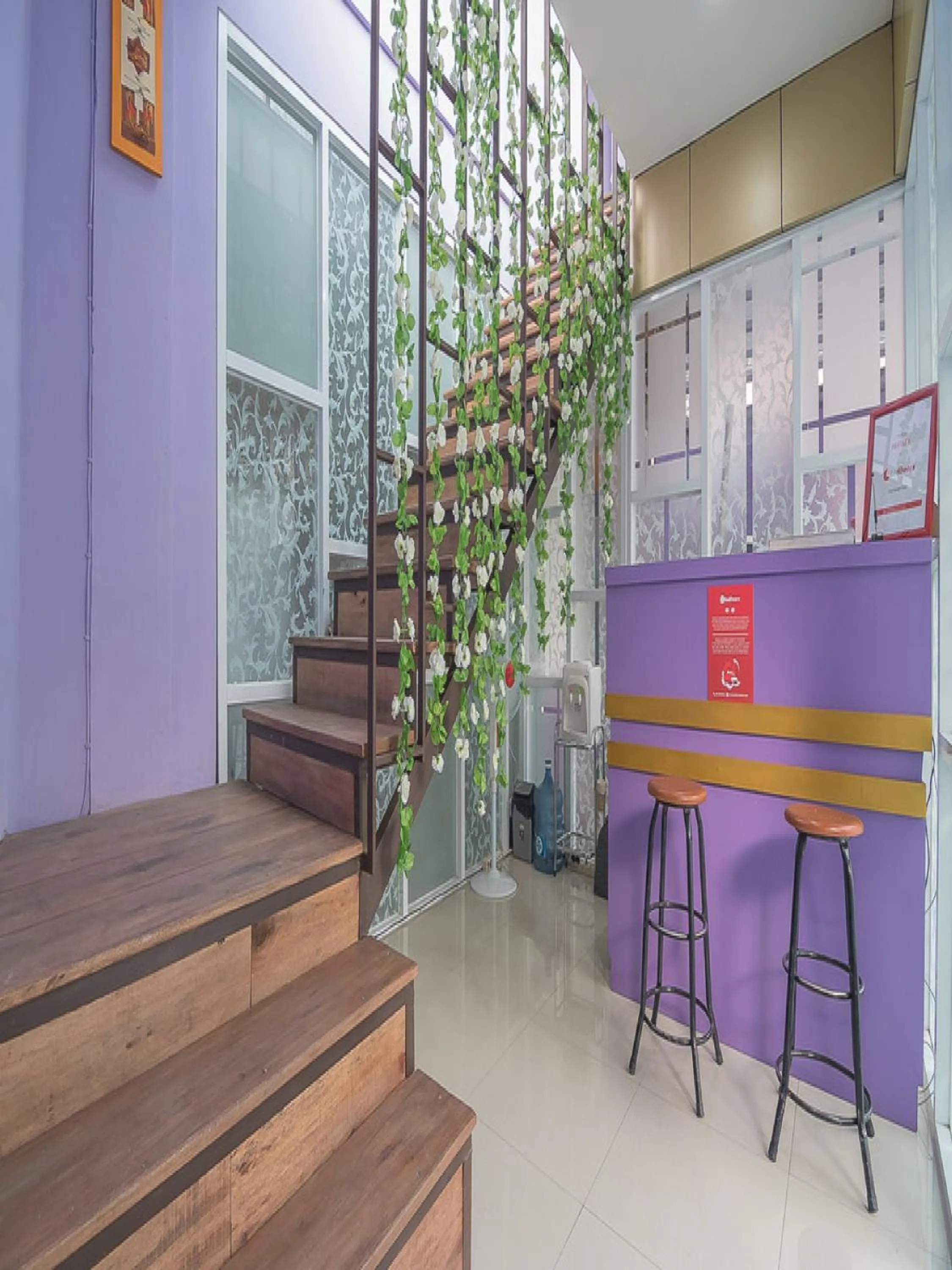 Lobby or reception in RedDoorz @ Gatot Subroto Street Bandung 3