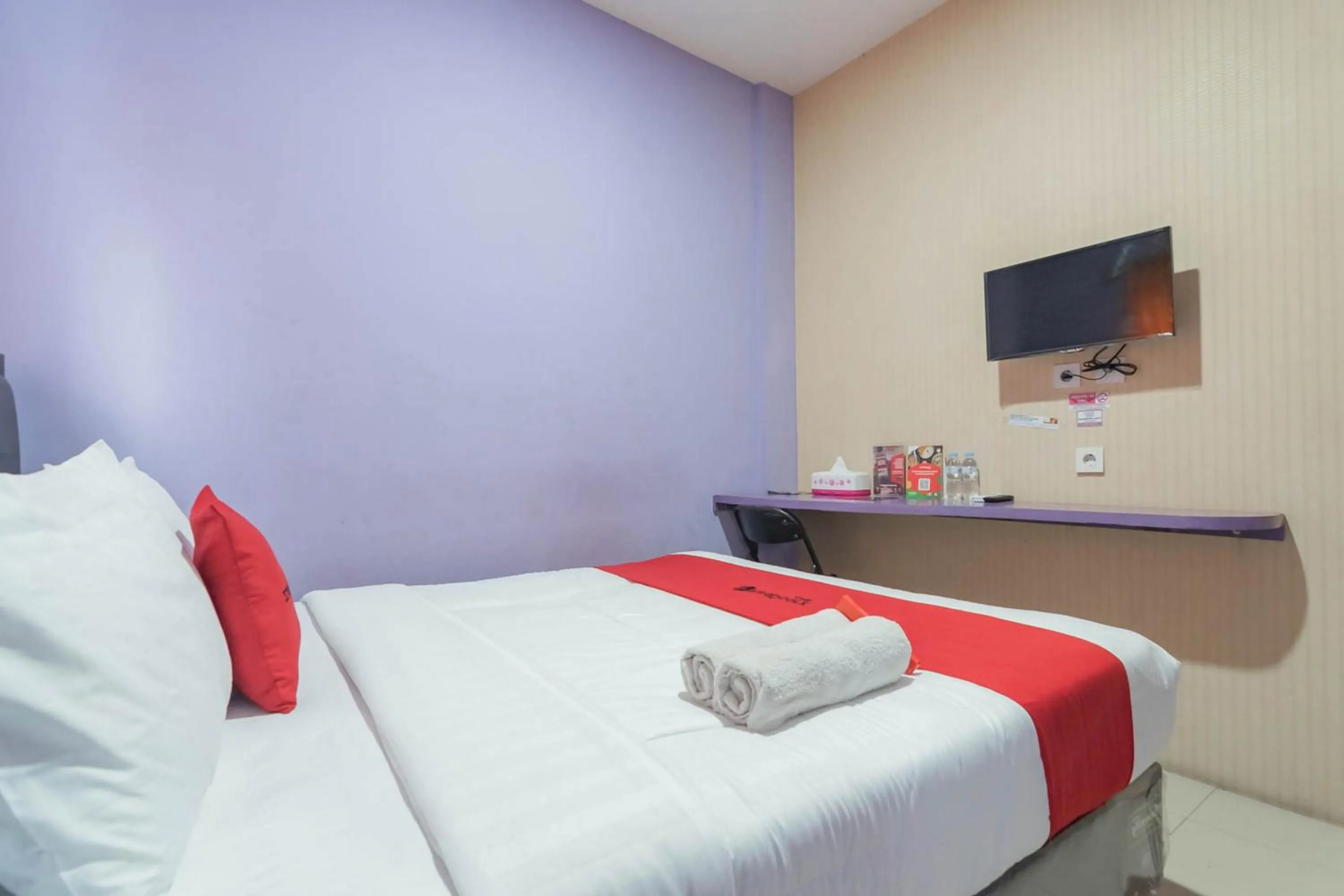 Bed in RedDoorz @ Gatot Subroto Street Bandung 3