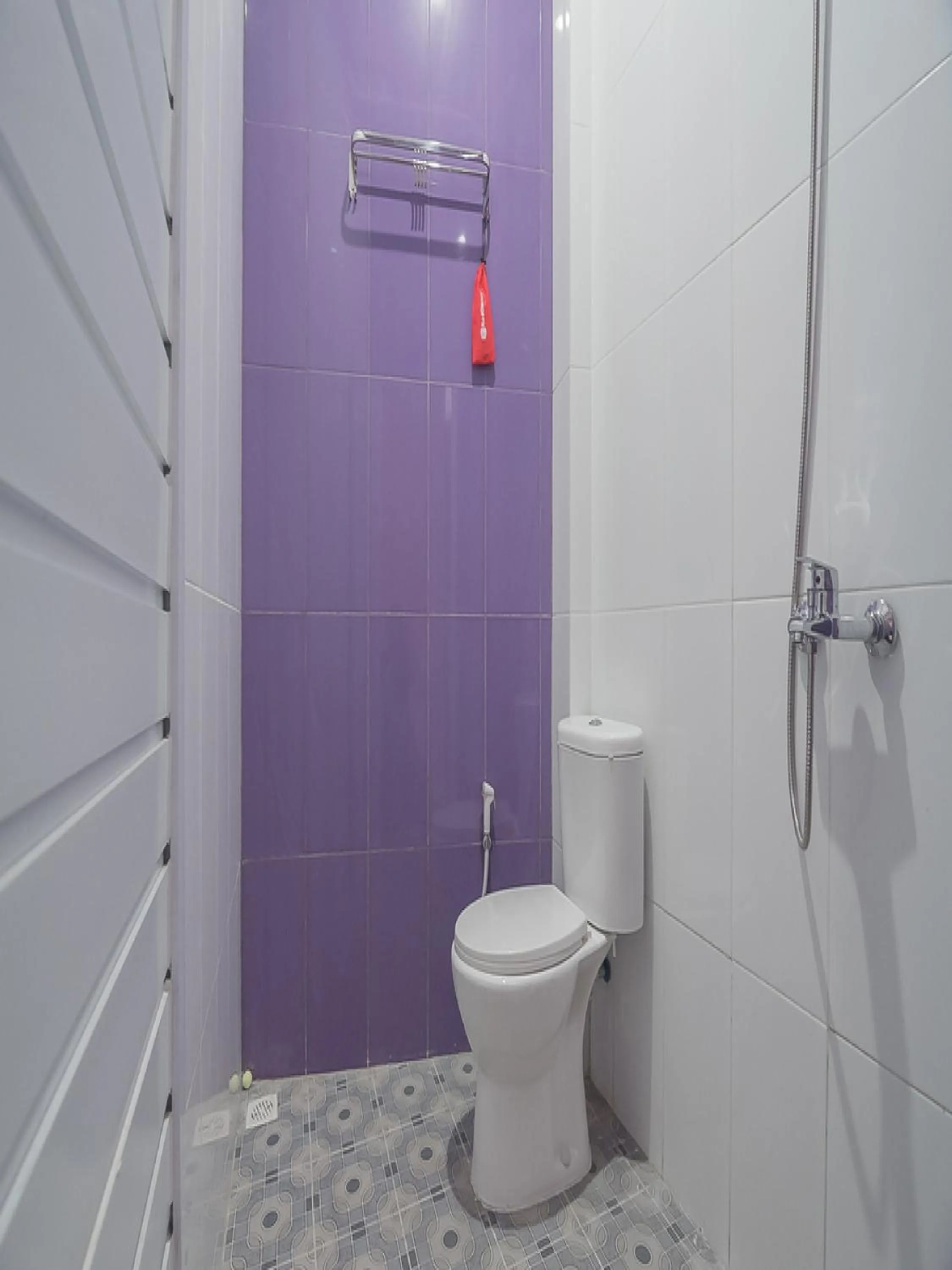 Bathroom in RedDoorz @ Gatot Subroto Street Bandung 3