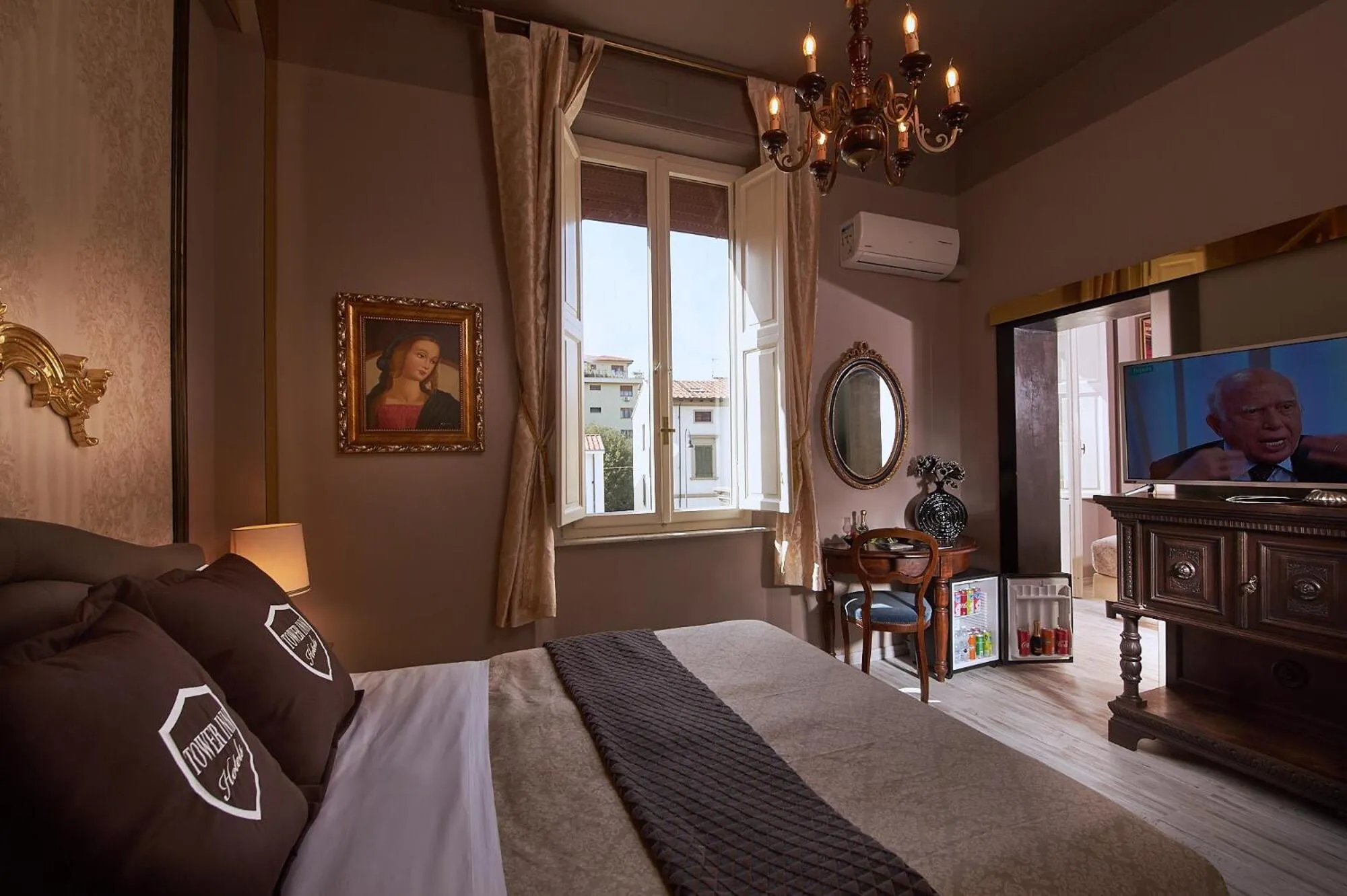 Photo of the whole room, Bed in Villa Tower Inn