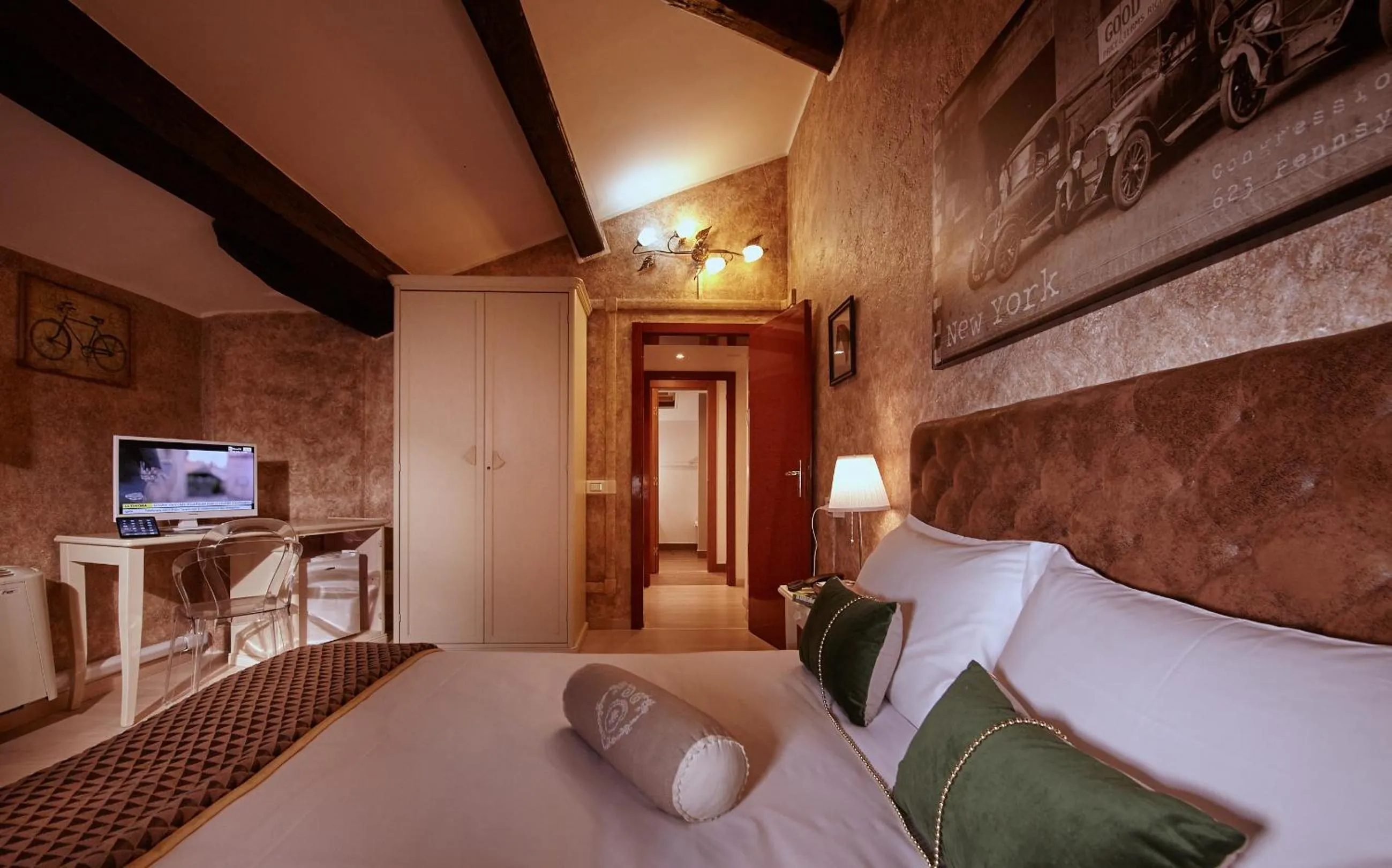 Photo of the whole room, Bed in Villa Tower Inn