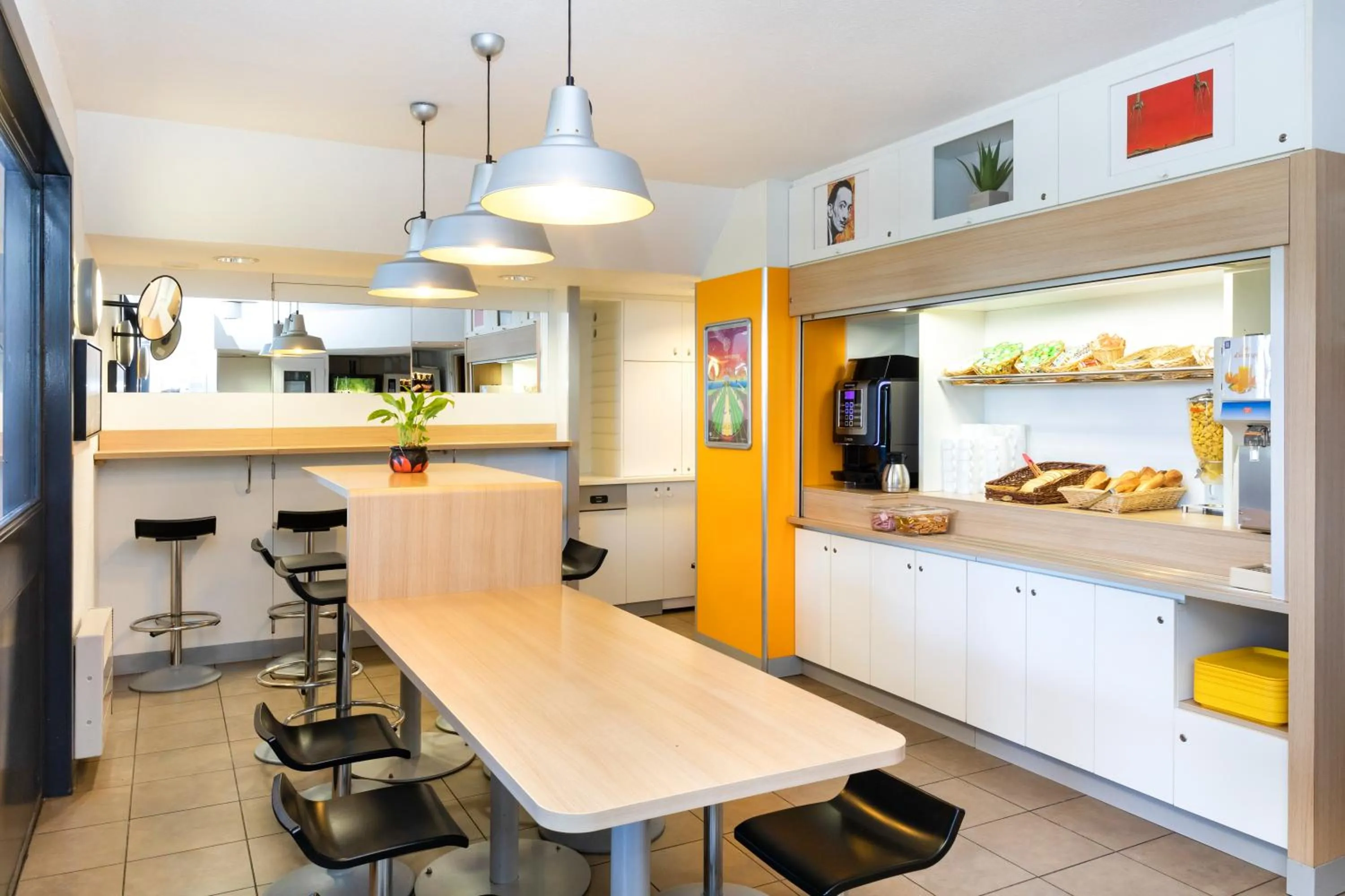 Continental breakfast in Hôtel Tours Nord