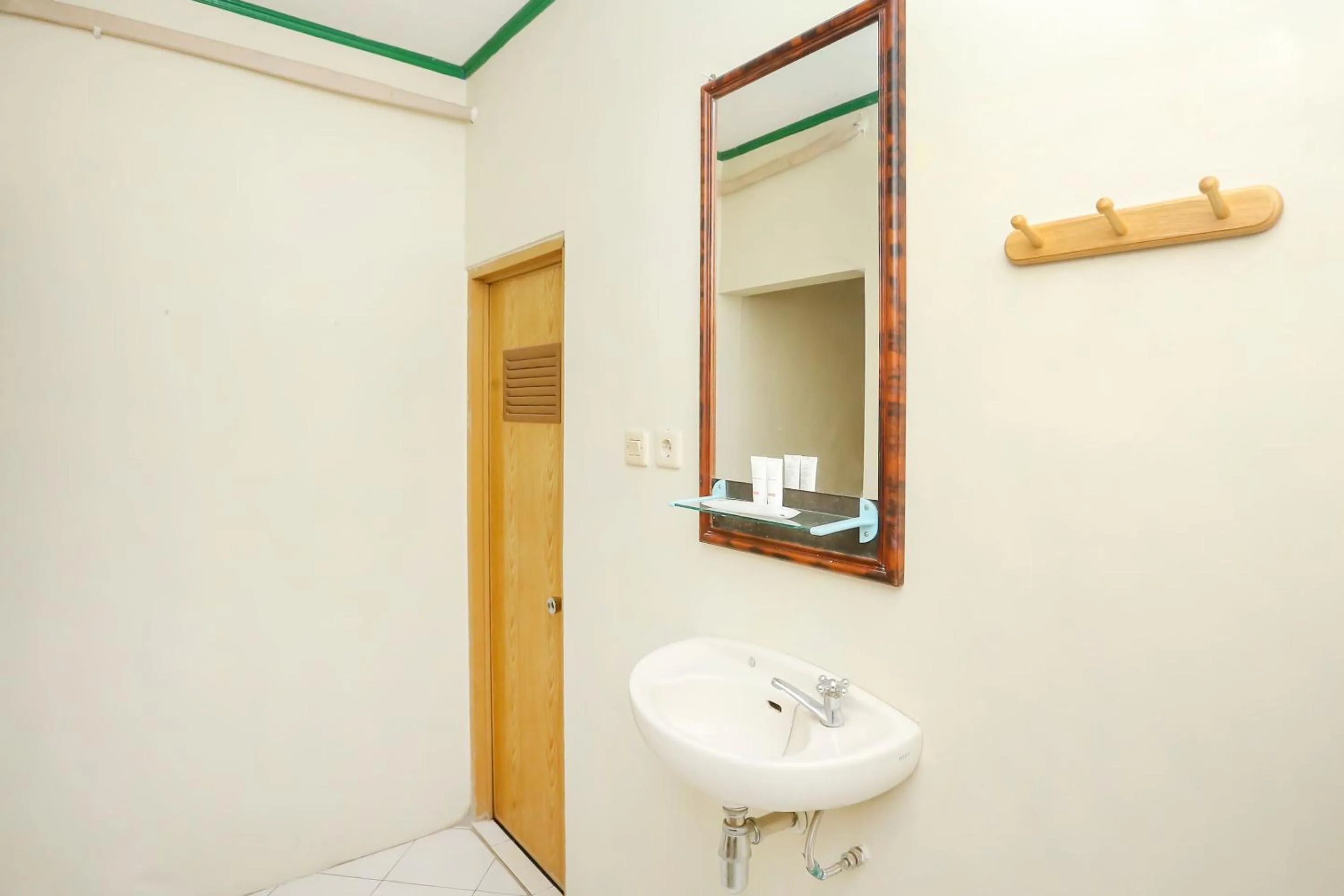 Bathroom in Hotel O Penginapan Kepurun Pawana Indonesia