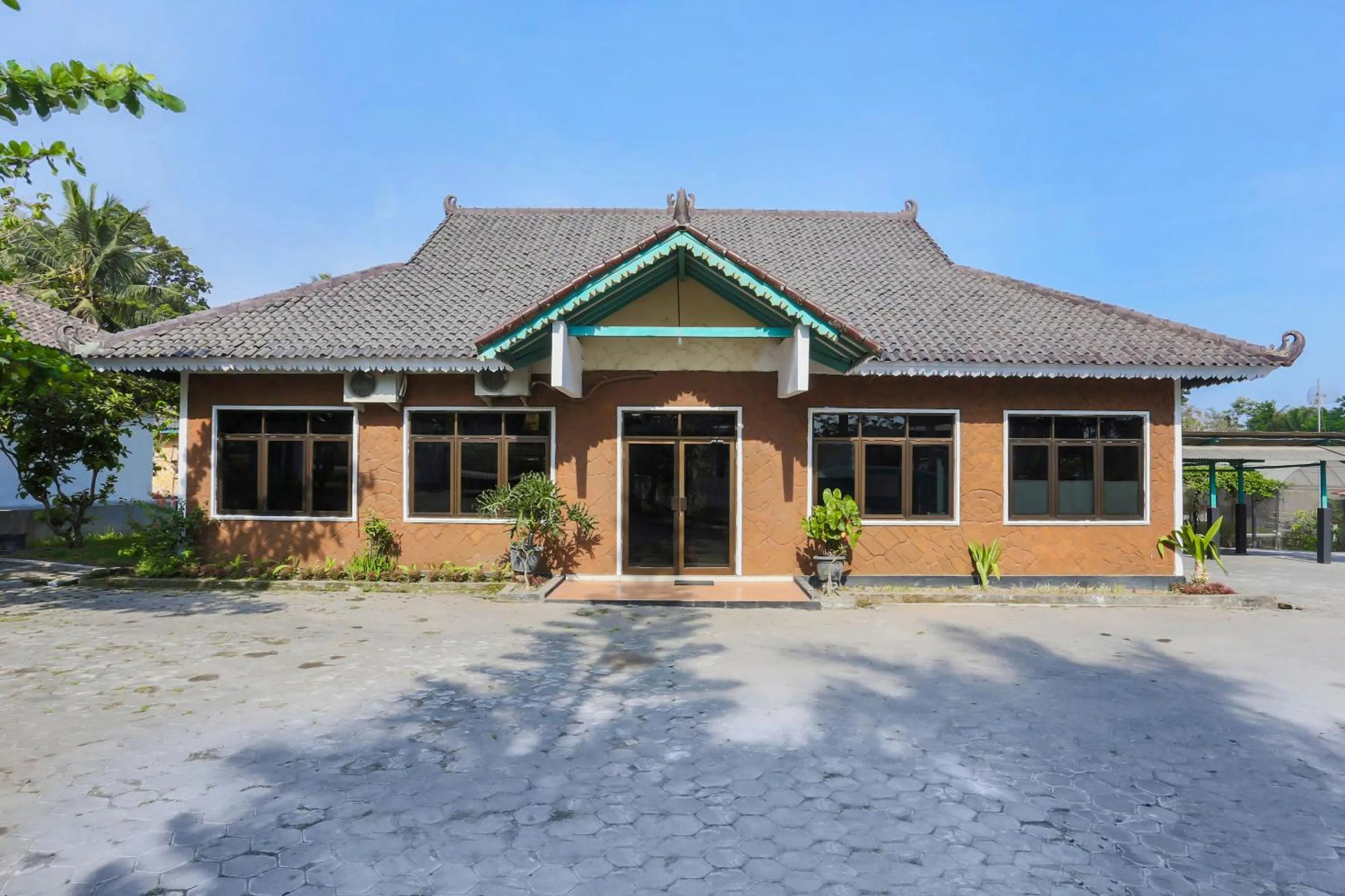 Facade/entrance in Hotel O Penginapan Kepurun Pawana Indonesia