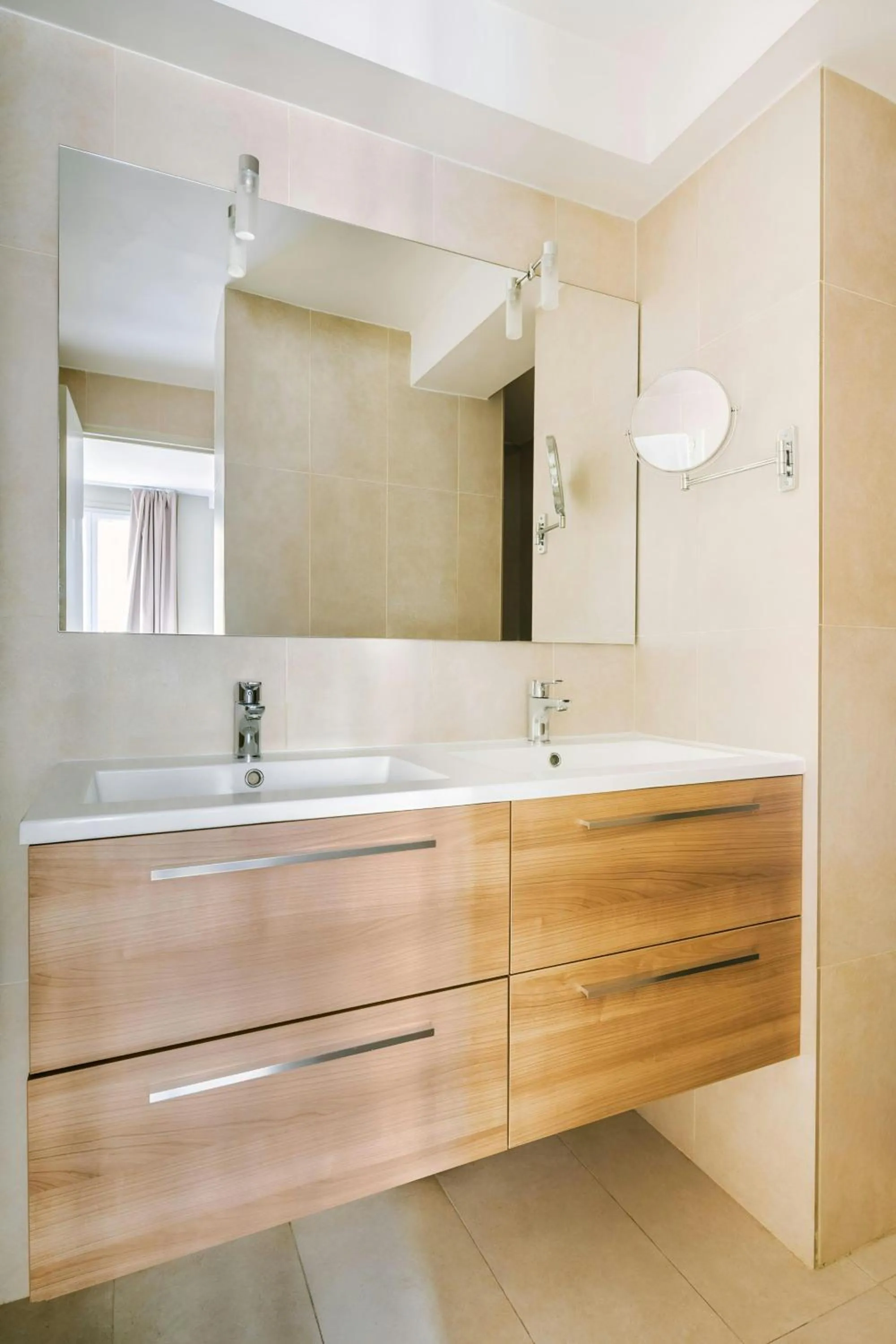 Bathroom in Le Frochot Hotel Pigalle, Sonder by Marriott Bonvoy