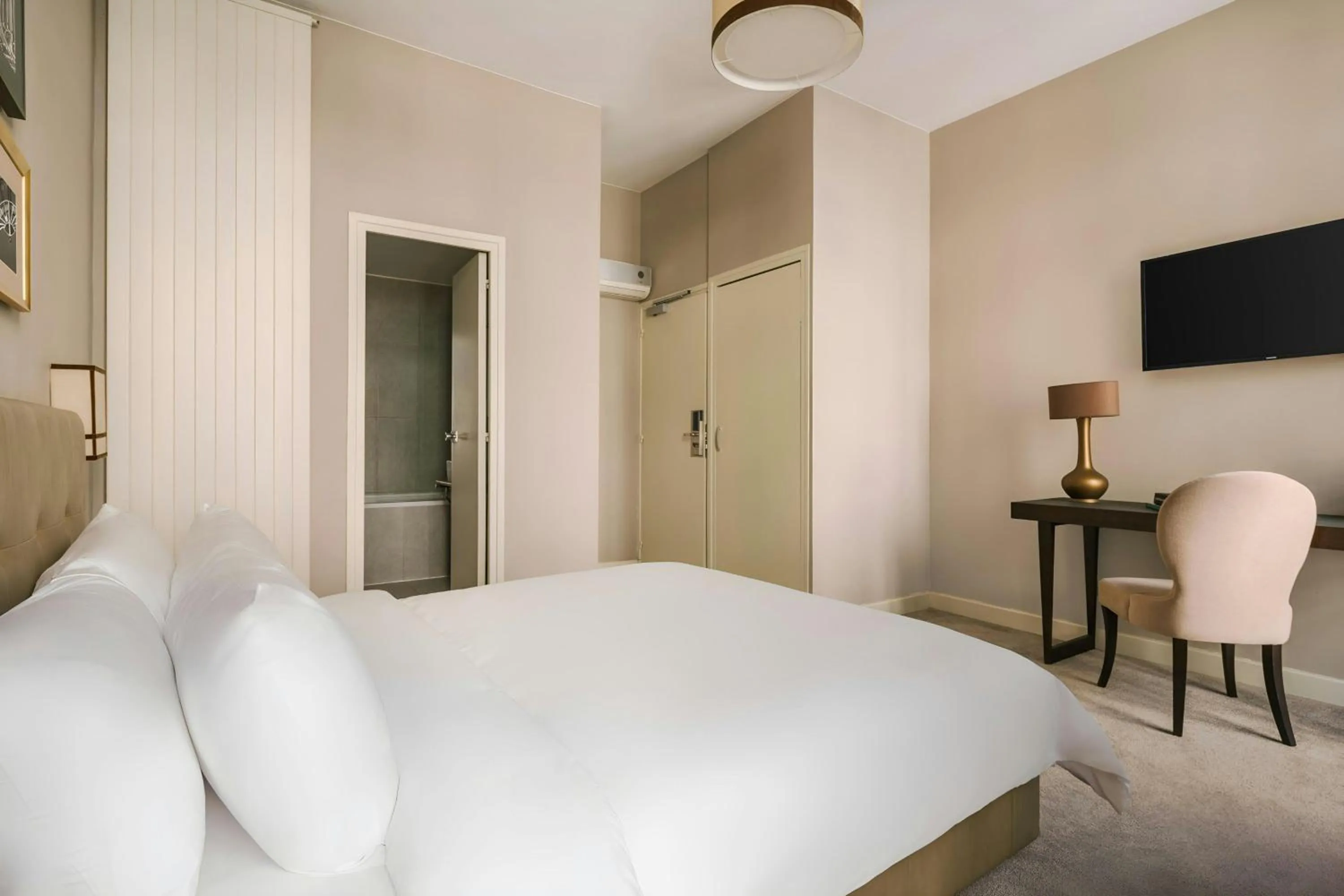 Bedroom, Bed in Le Frochot Hotel Pigalle, Sonder by Marriott Bonvoy