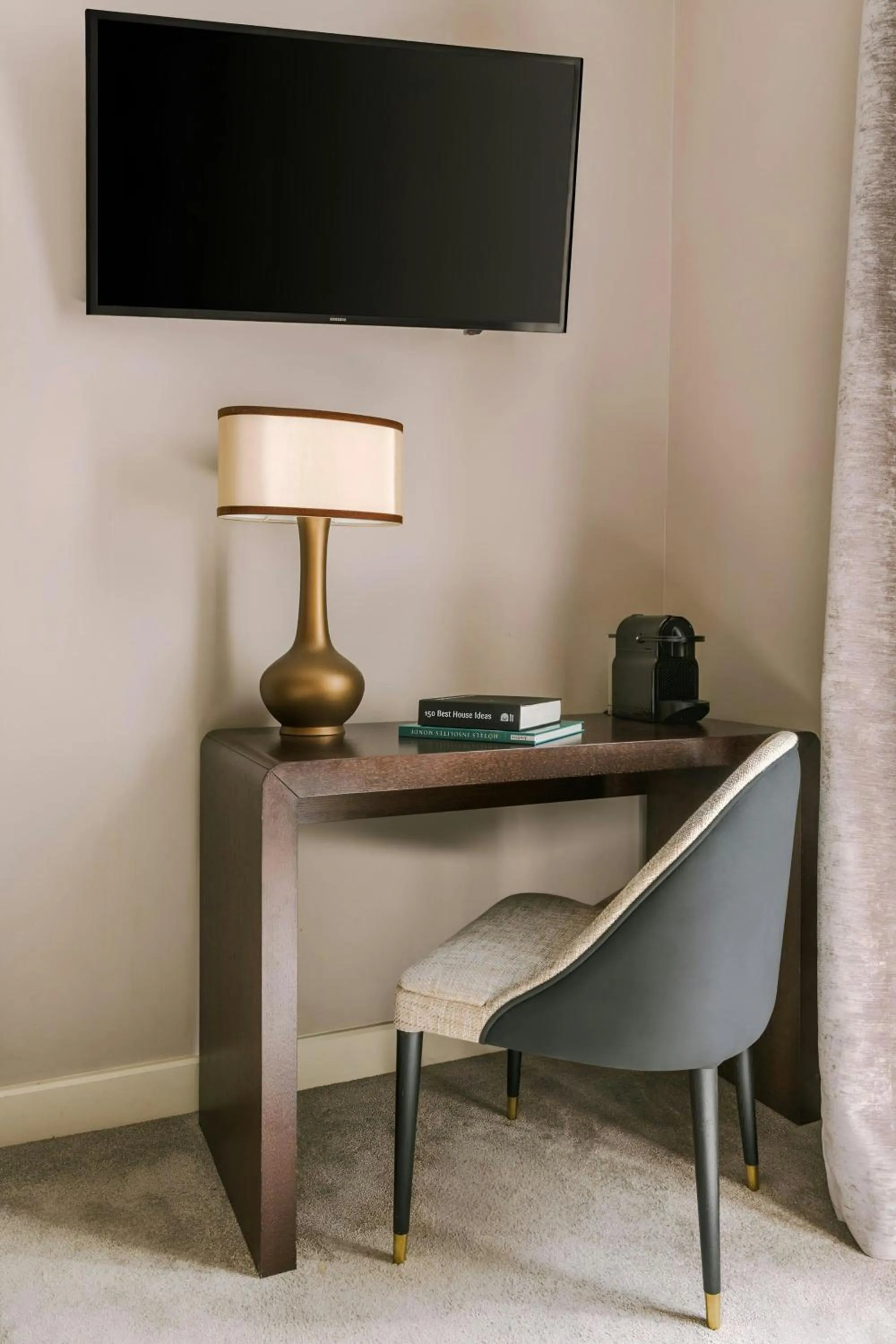 Bedroom in Le Frochot Hotel Pigalle, Sonder by Marriott Bonvoy