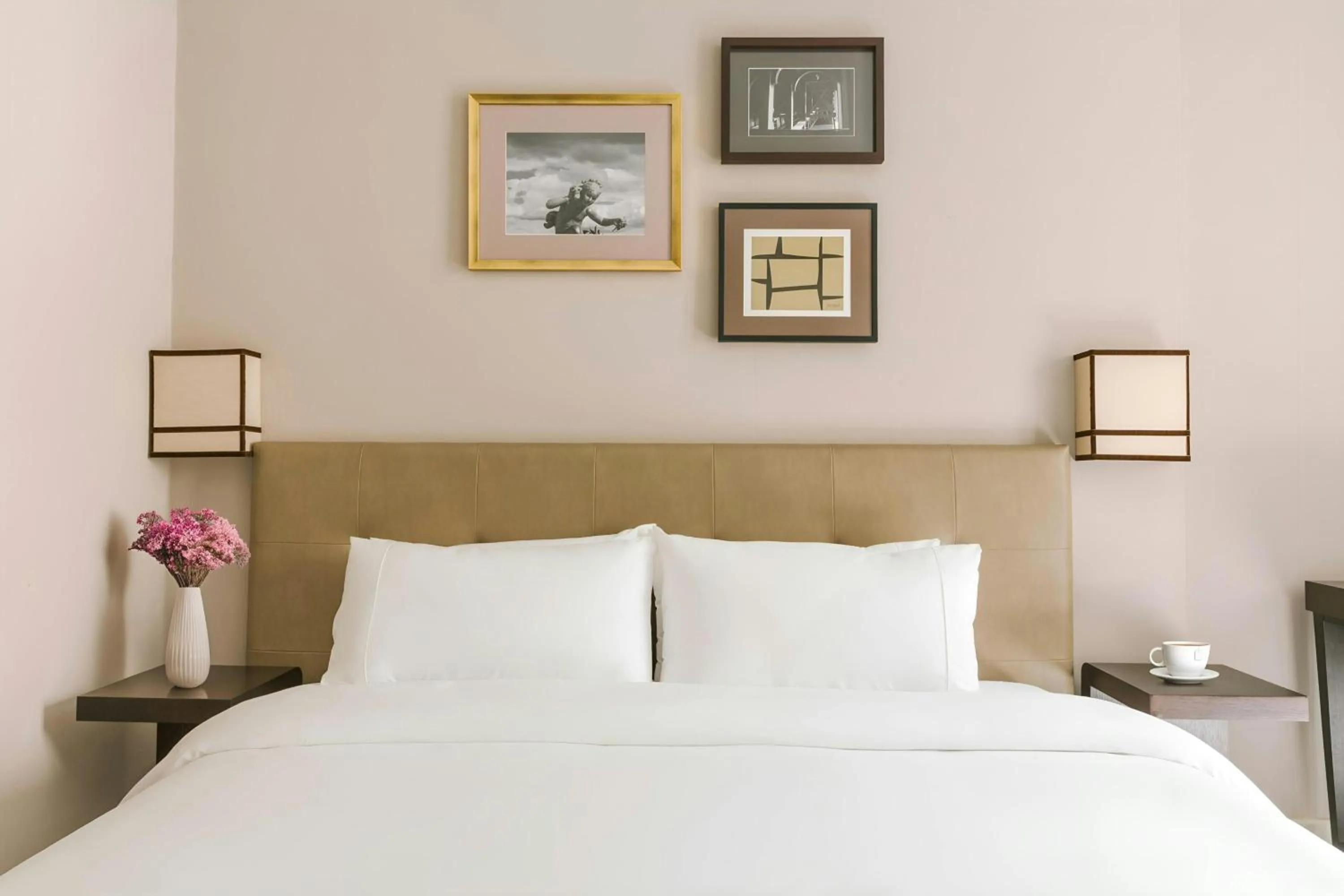 Bedroom, Bed in Le Frochot Hotel Pigalle, Sonder by Marriott Bonvoy