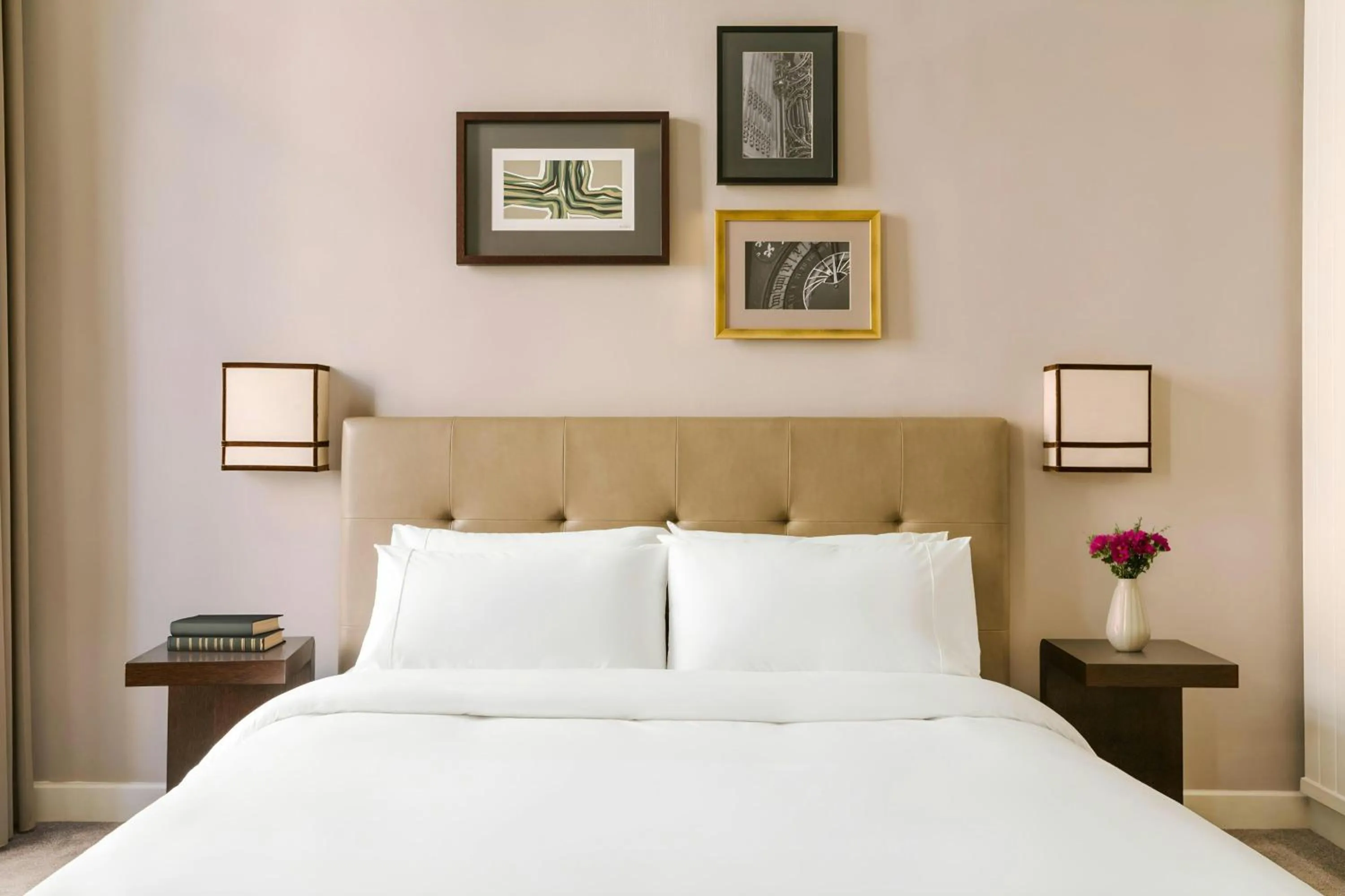 Bedroom, Bed in Le Frochot Hotel Pigalle, Sonder by Marriott Bonvoy