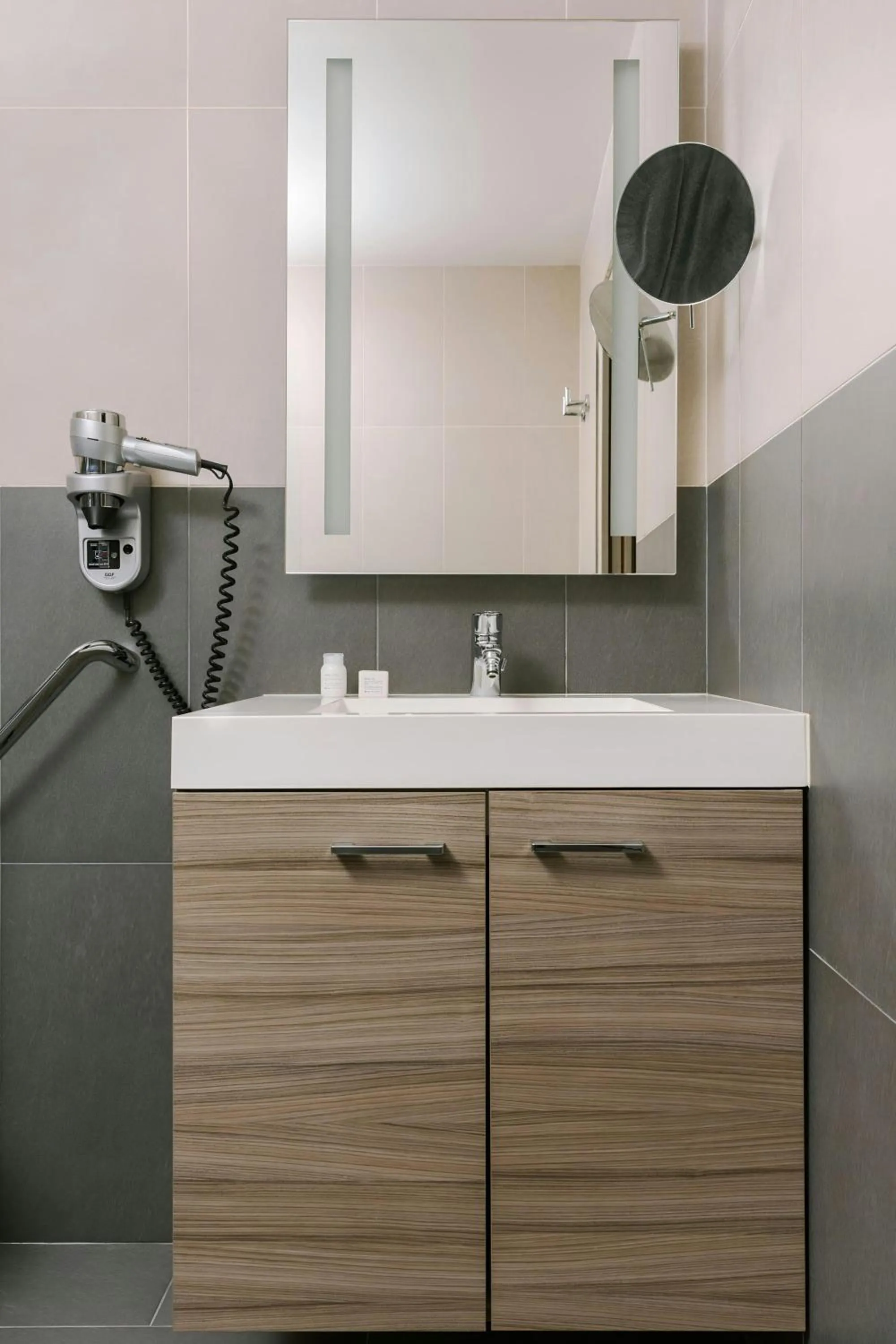 Bathroom in Le Frochot Hotel Pigalle, Sonder by Marriott Bonvoy