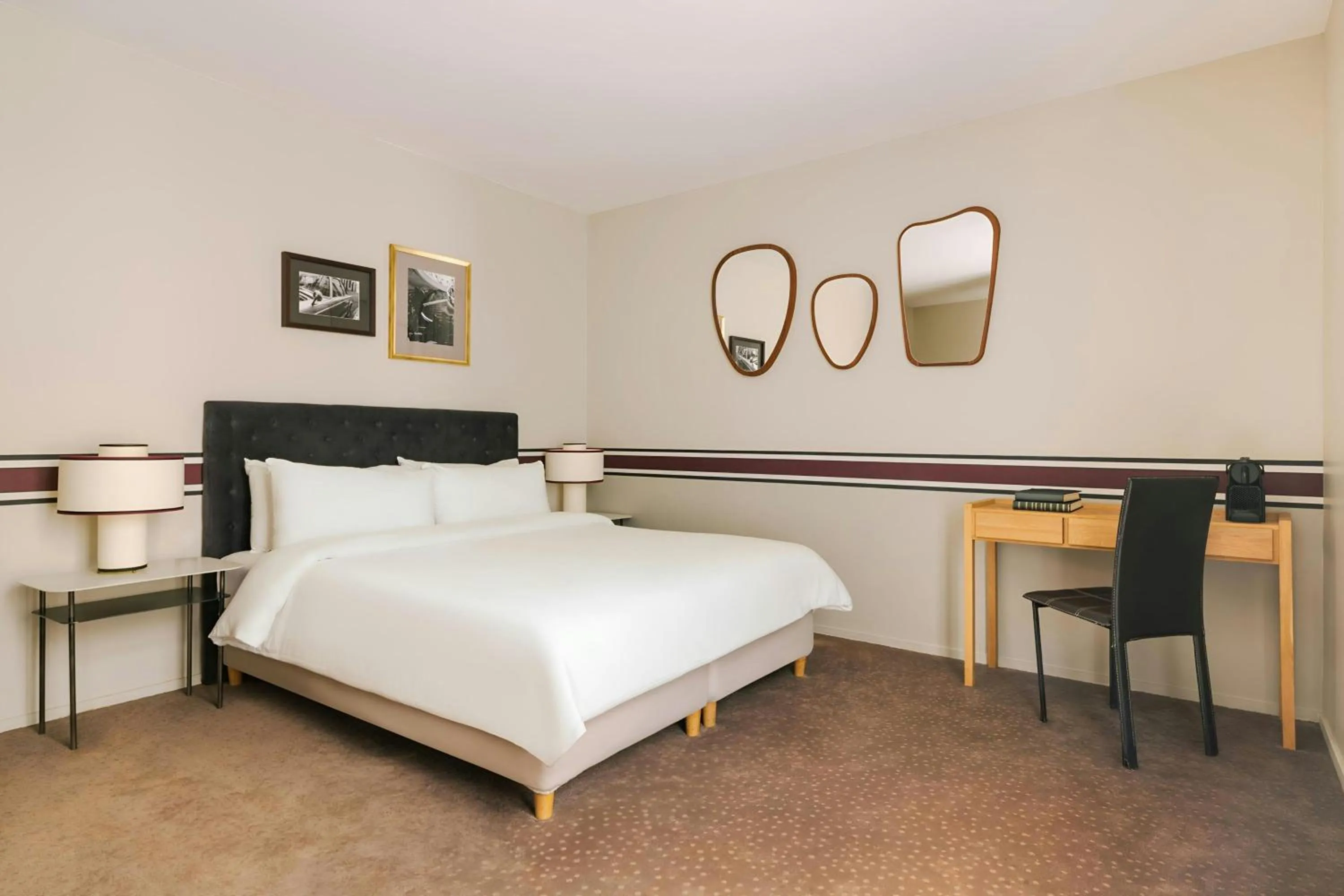 Bedroom, Bed in Le Frochot Hotel Pigalle, Sonder by Marriott Bonvoy