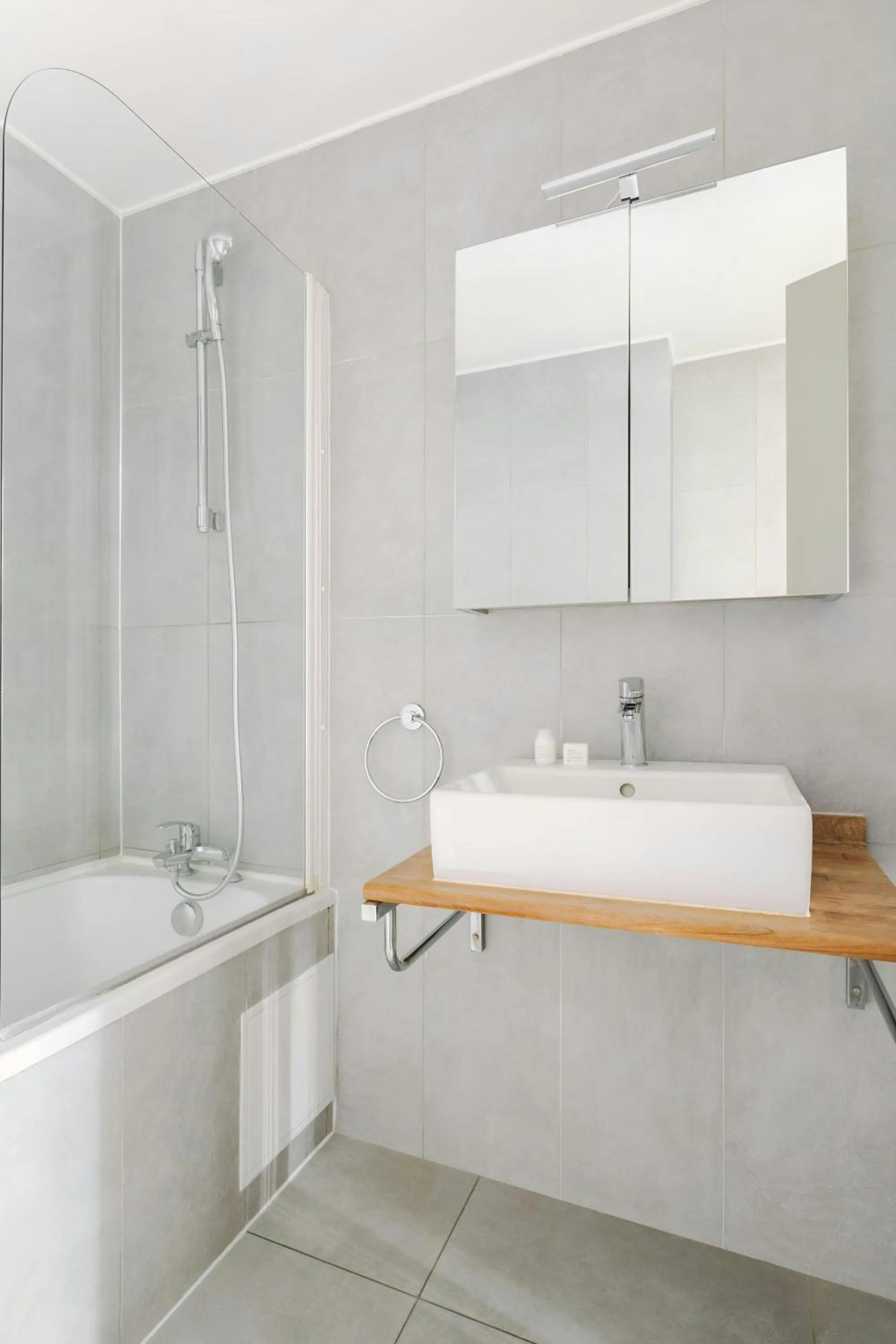 Bathroom in Le Frochot Hotel Pigalle, Sonder by Marriott Bonvoy