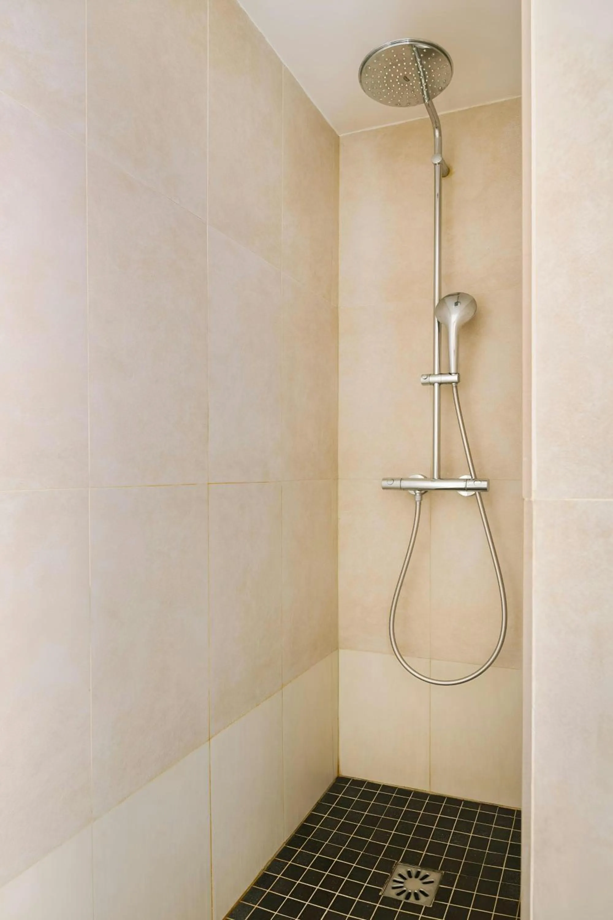 Bathroom in Le Frochot Hotel Pigalle, Sonder by Marriott Bonvoy