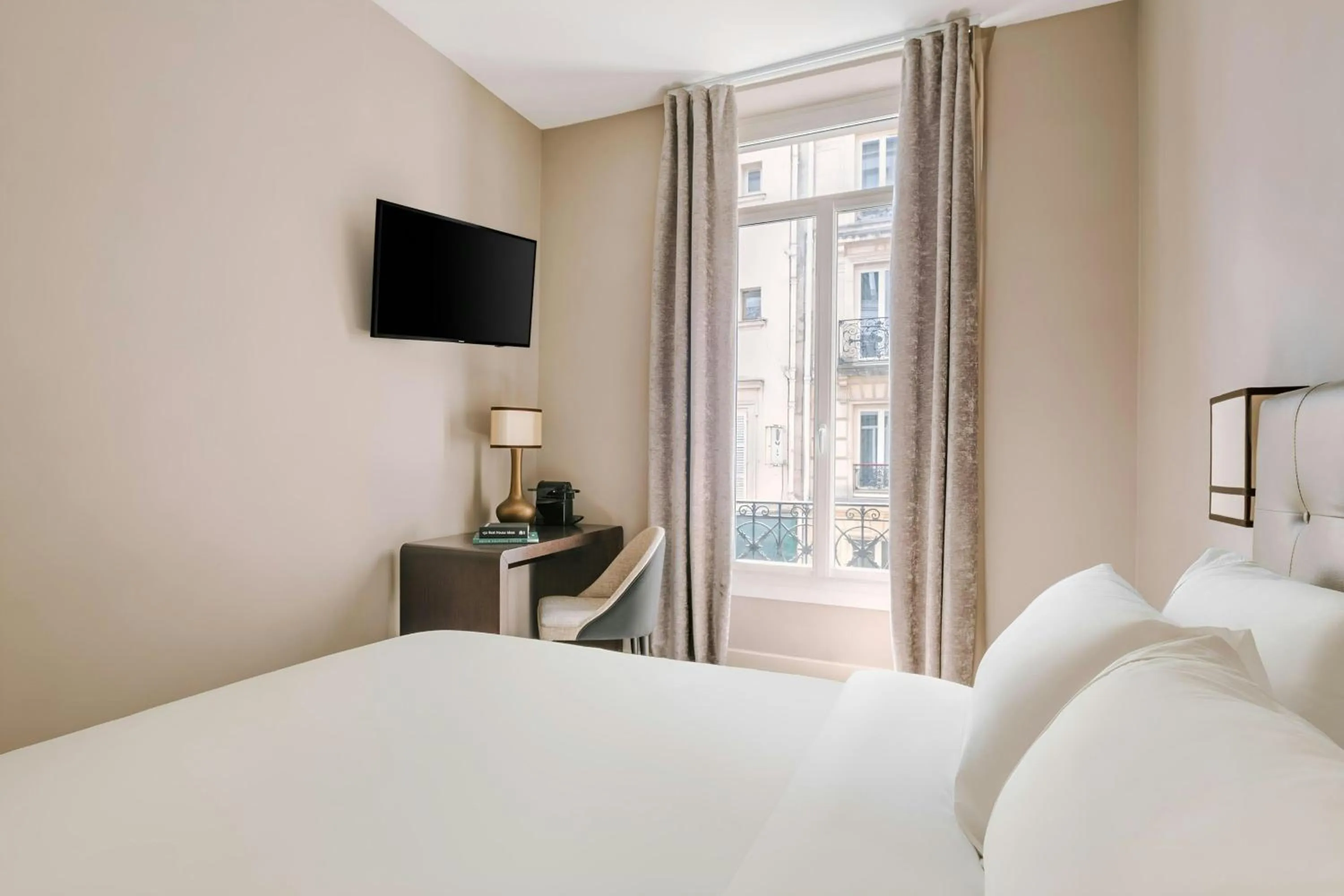 Bedroom, Bed in Le Frochot Hotel Pigalle, Sonder by Marriott Bonvoy