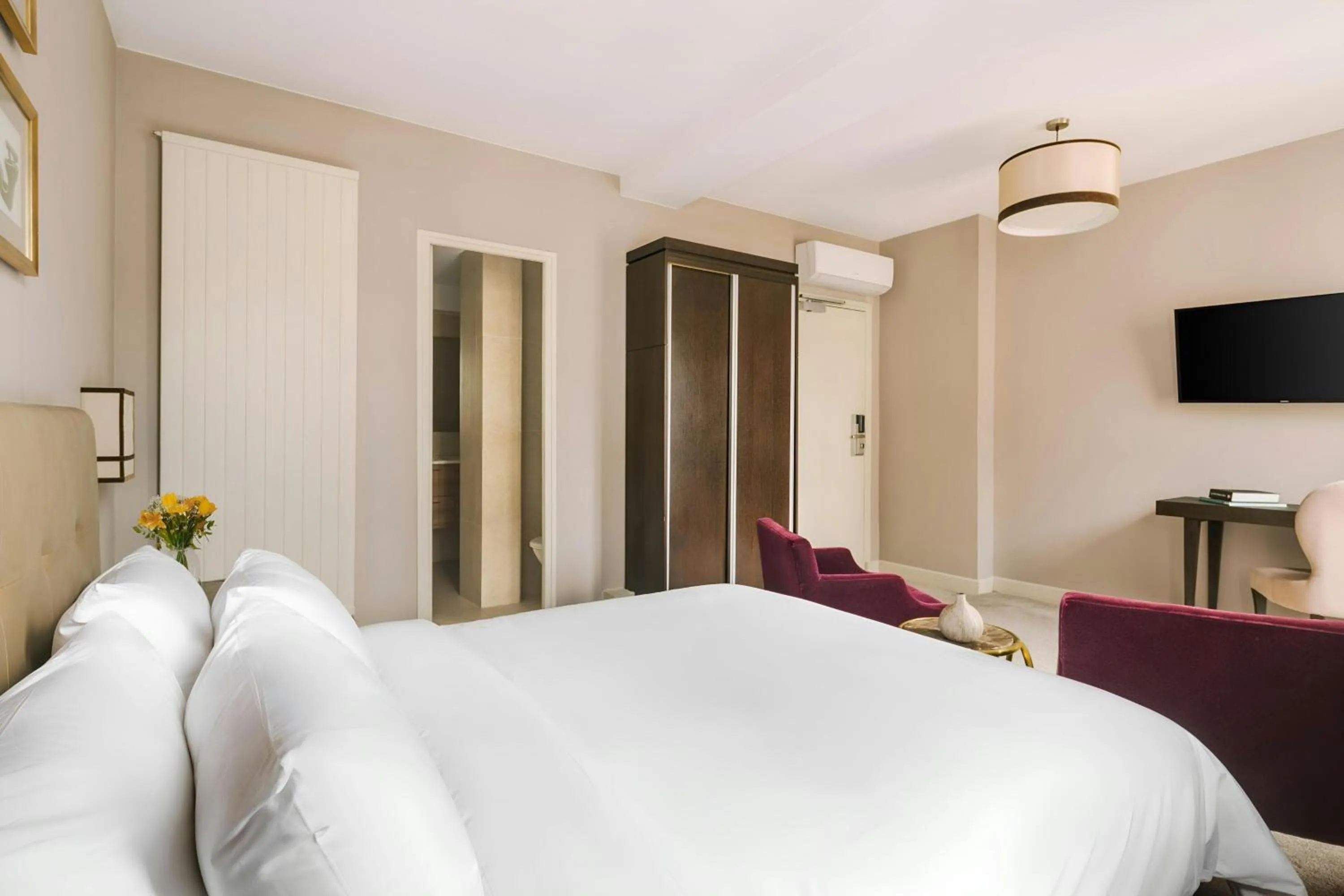 Bedroom, Bed in Le Frochot Hotel Pigalle, Sonder by Marriott Bonvoy