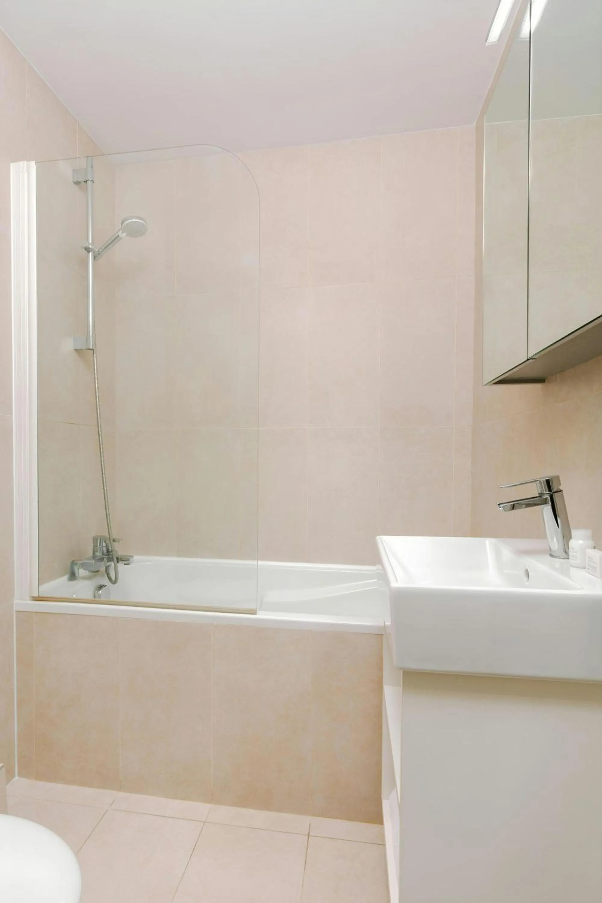 Bathroom in Le Frochot Hotel Pigalle, Sonder by Marriott Bonvoy