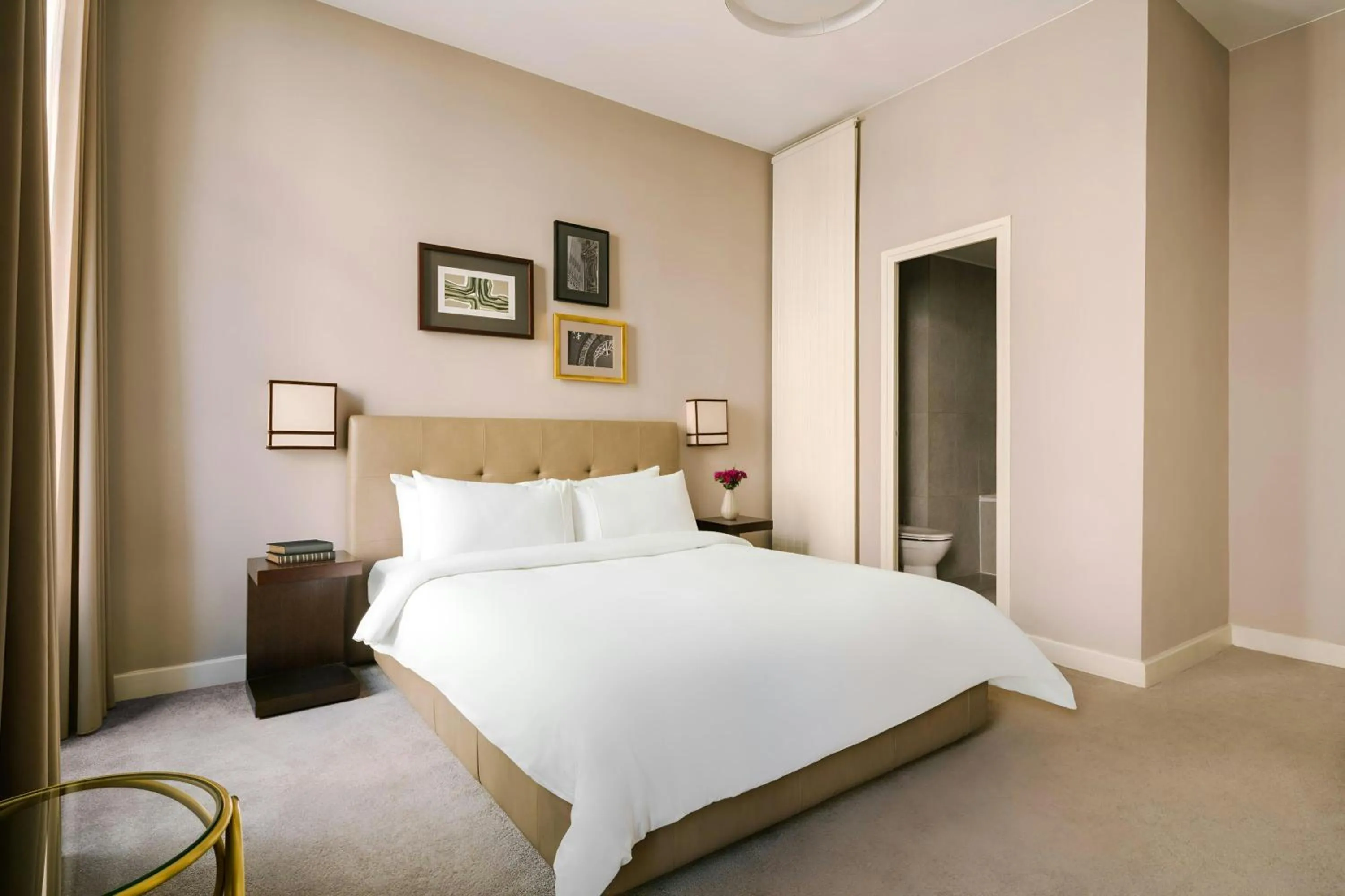 Bedroom, Bed in Le Frochot Hotel Pigalle, Sonder by Marriott Bonvoy