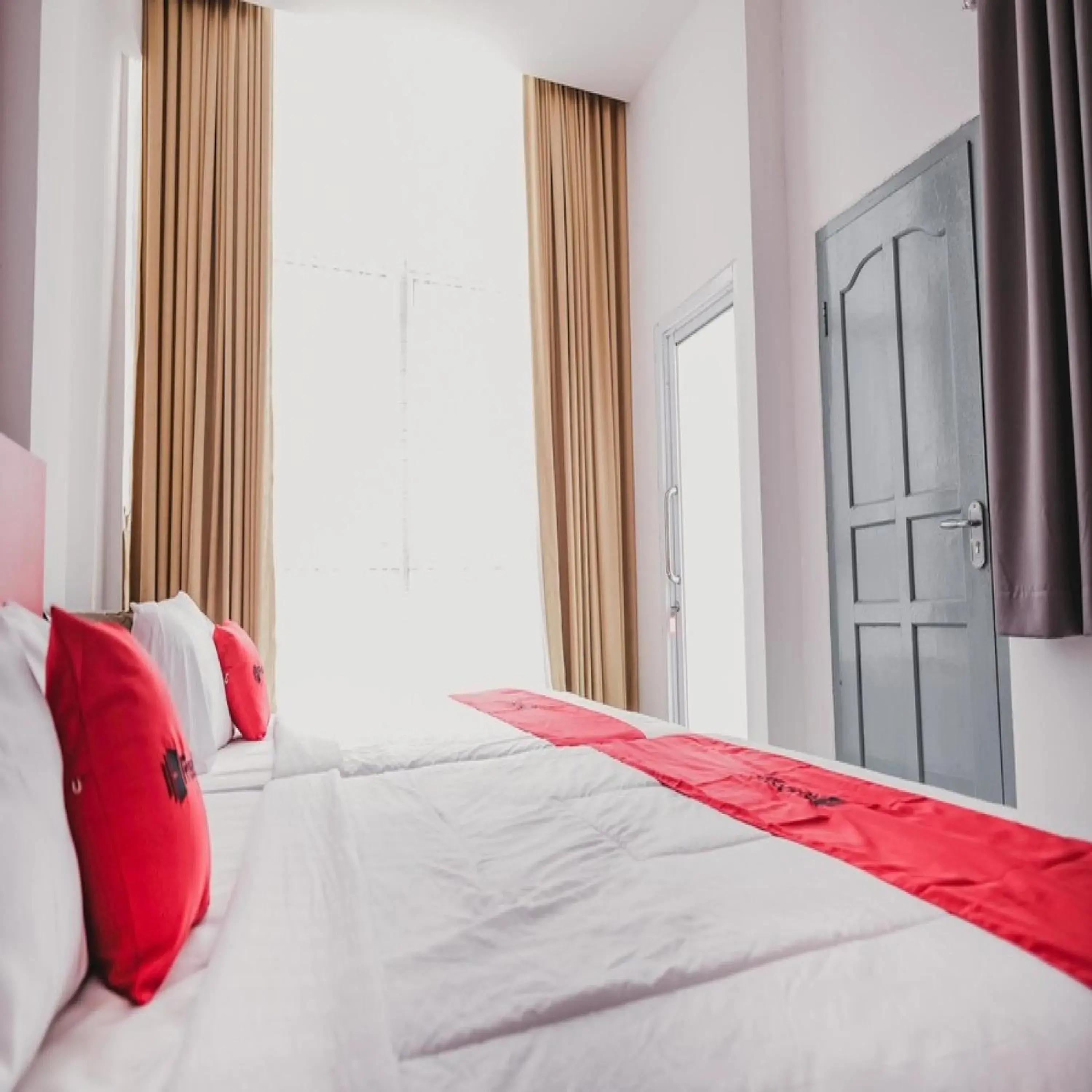 Standard Twin Room in RedDoorz @ Jalan Sukabangun 2 Palembang Standard Twin Room in RedDoorz @ Jalan Sukabangun 2 Palembang