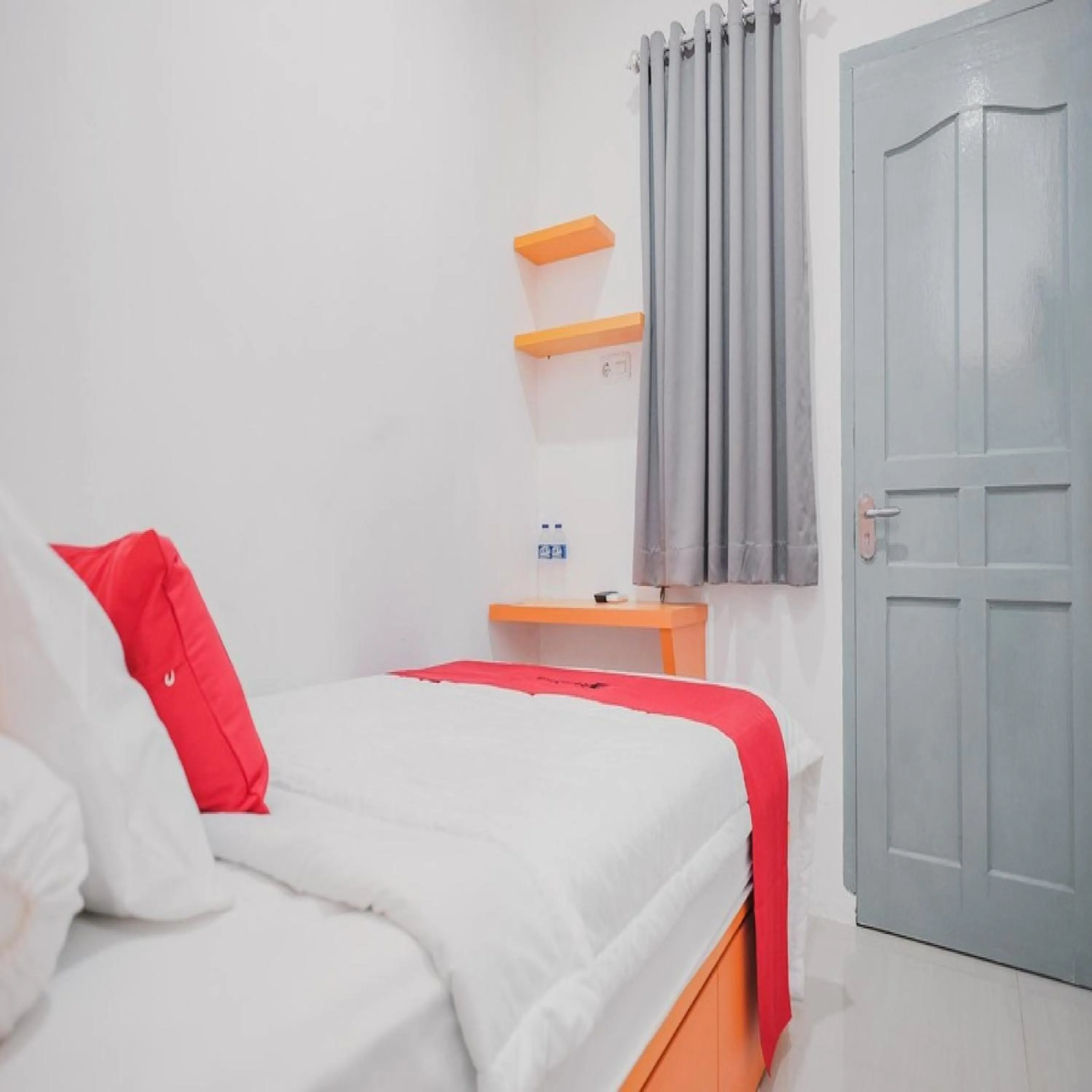 Bedroom, Bed in RedDoorz @ Jalan Sukabangun 2 Palembang