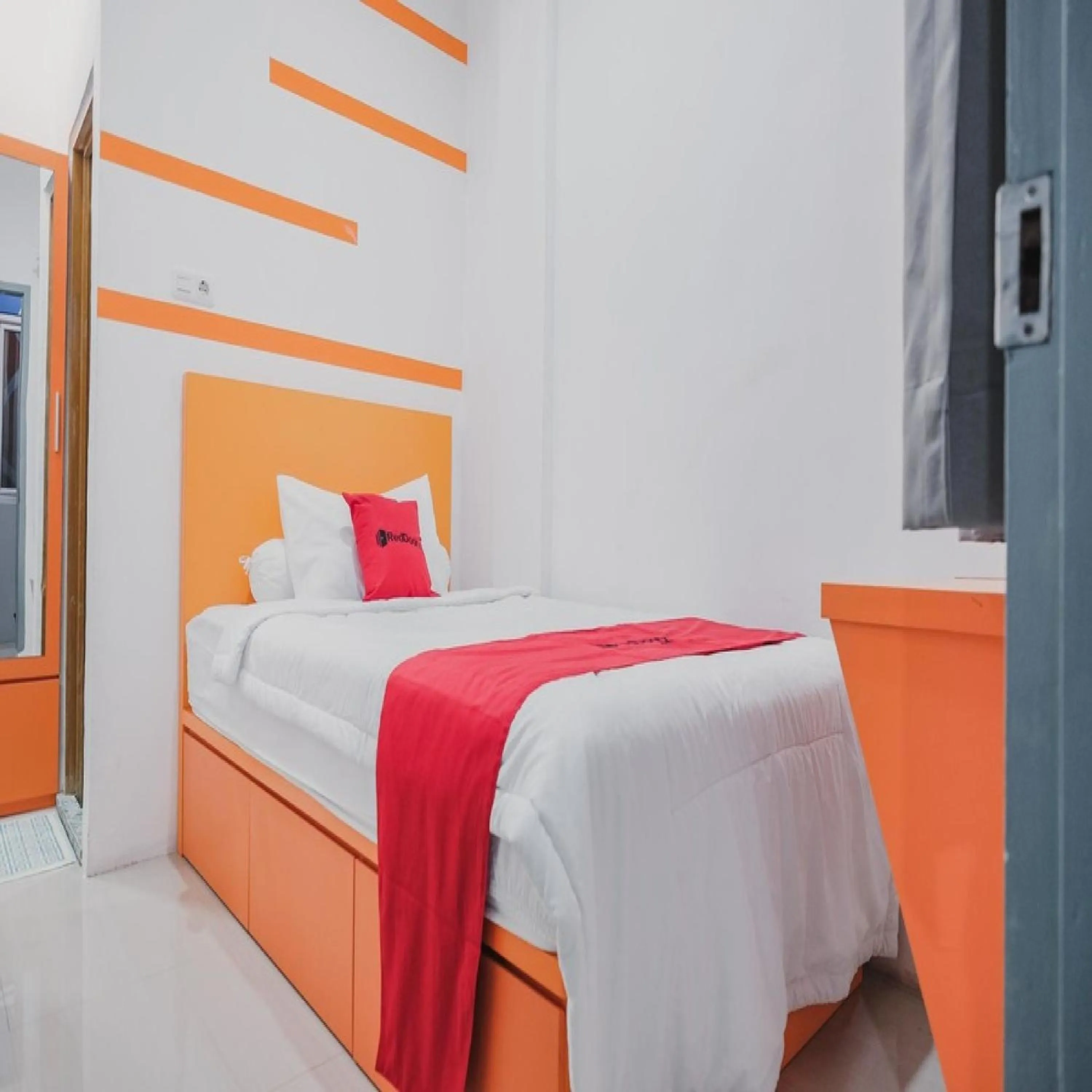 Bedroom, Bed in RedDoorz @ Jalan Sukabangun 2 Palembang