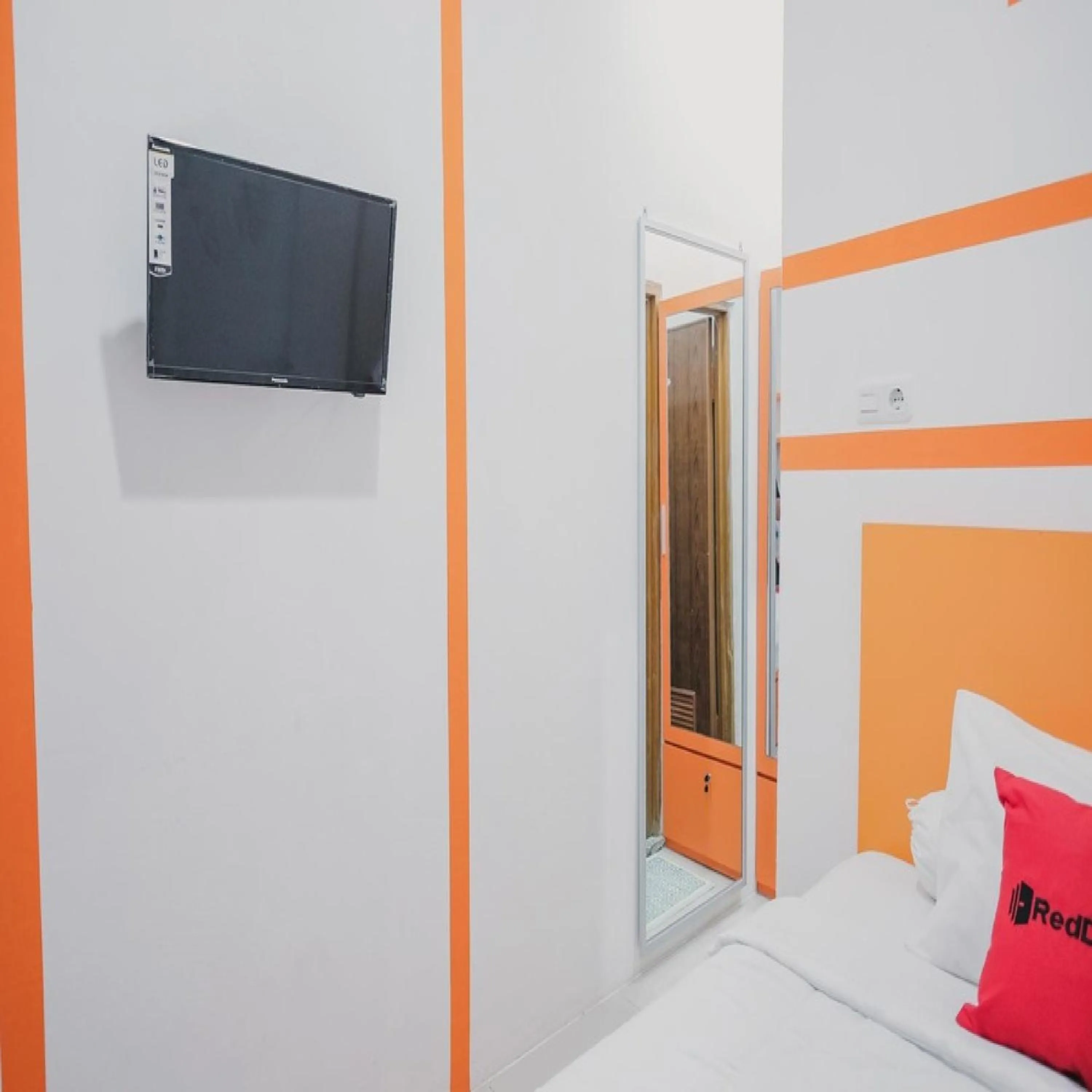 Bedroom, Bed in RedDoorz @ Jalan Sukabangun 2 Palembang