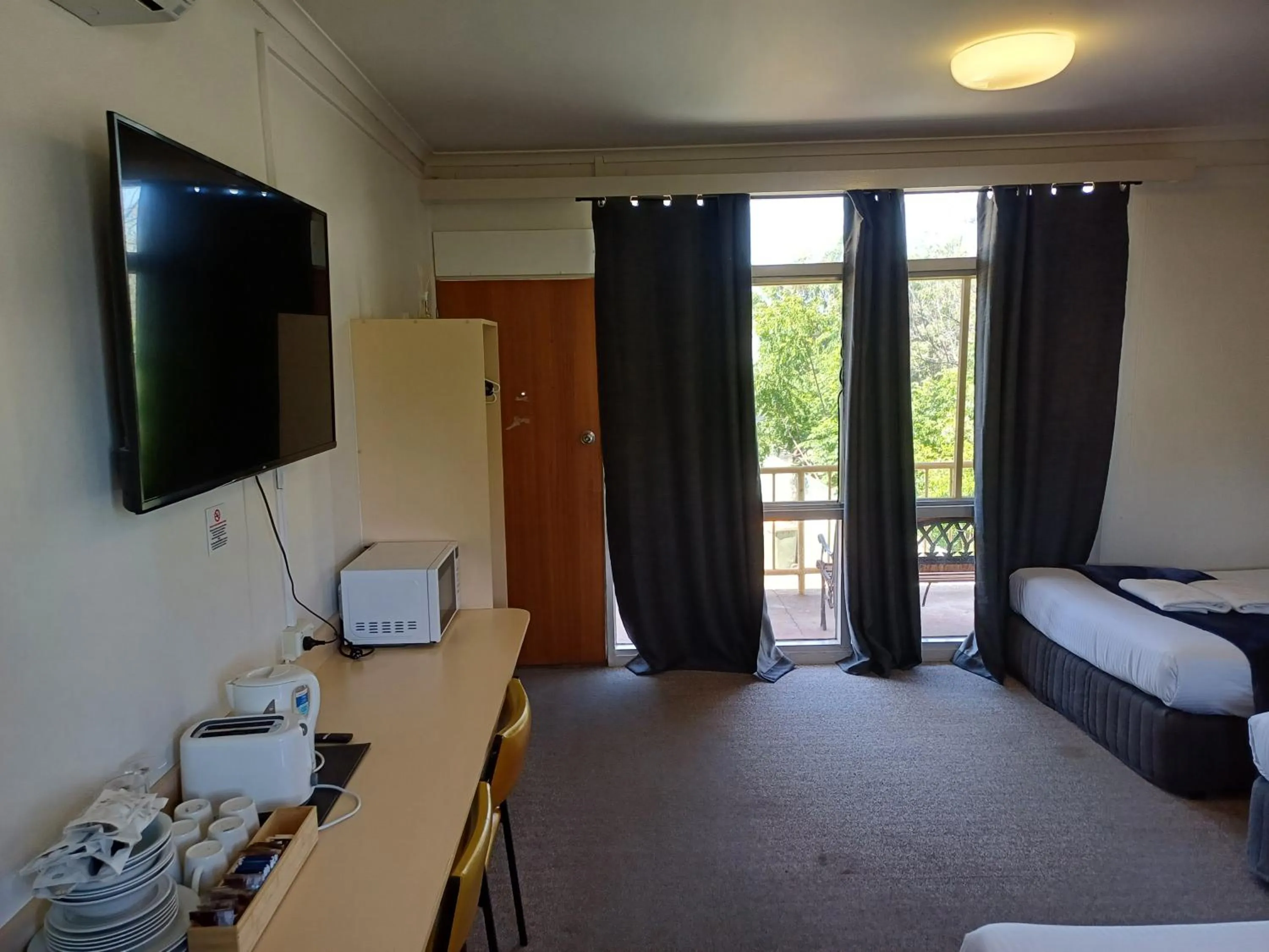 TV and multimedia, Bed in Billabong Motel