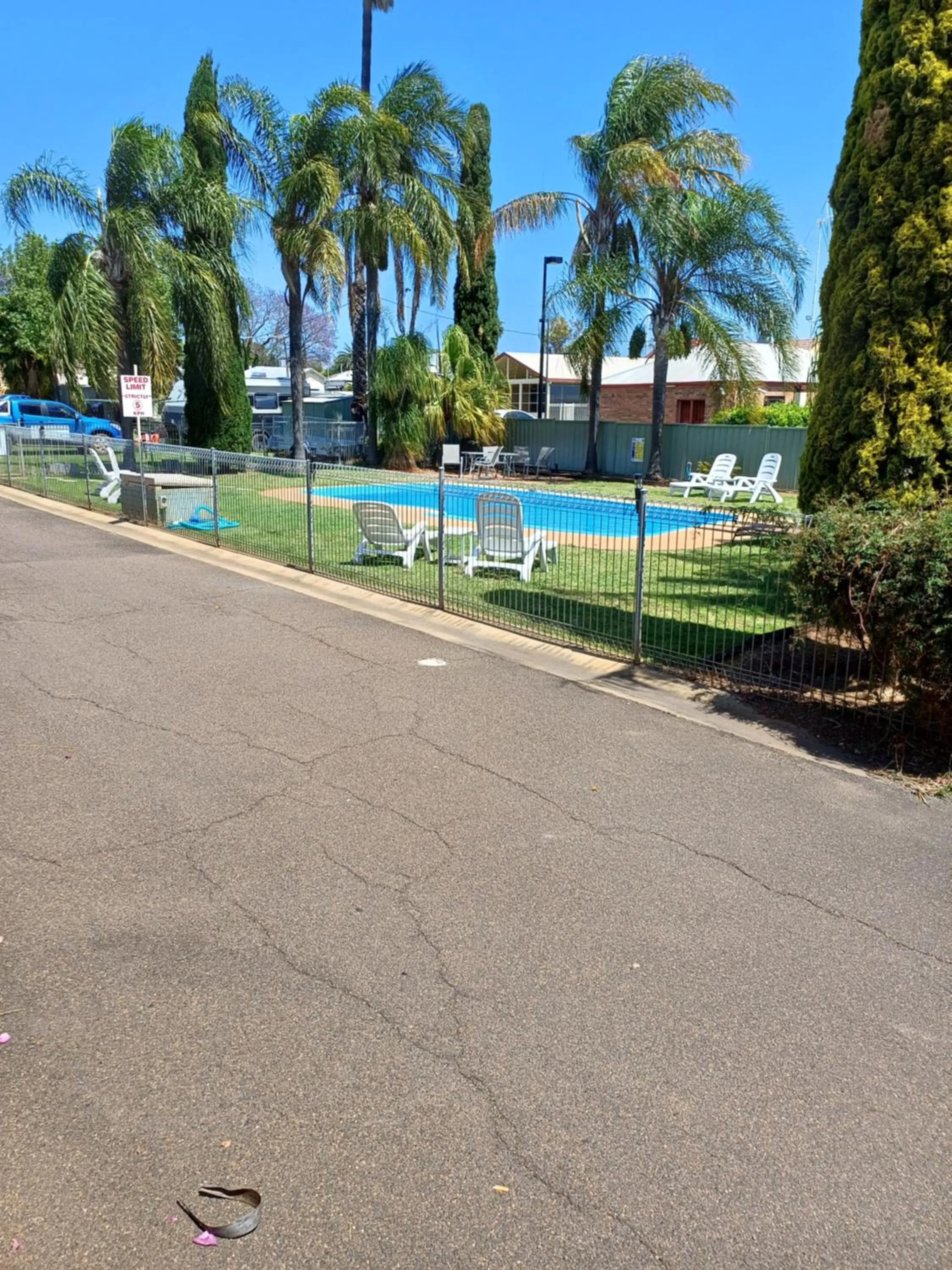 Swimming pool in Billabong Motel