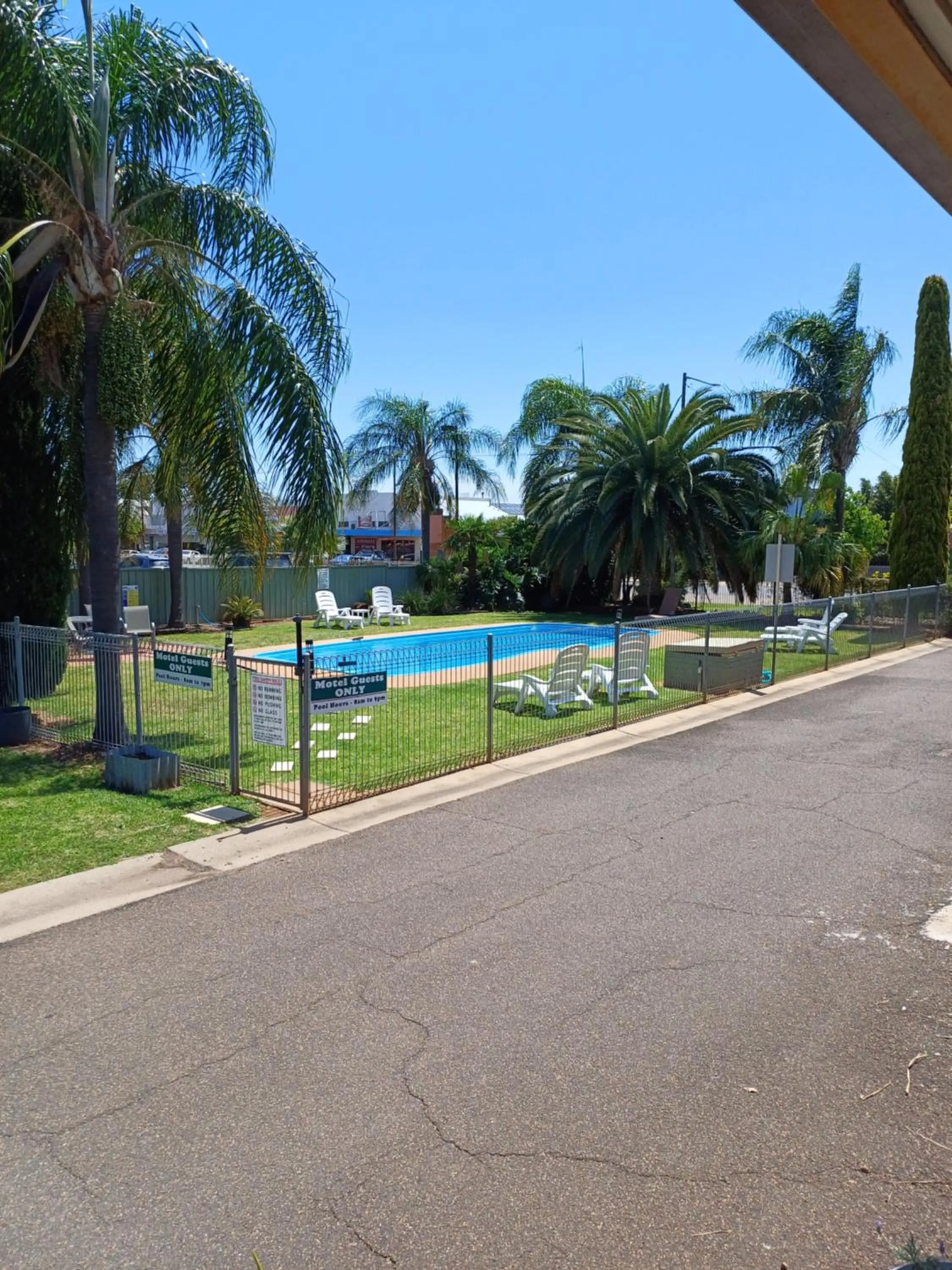 Swimming pool in Billabong Motel