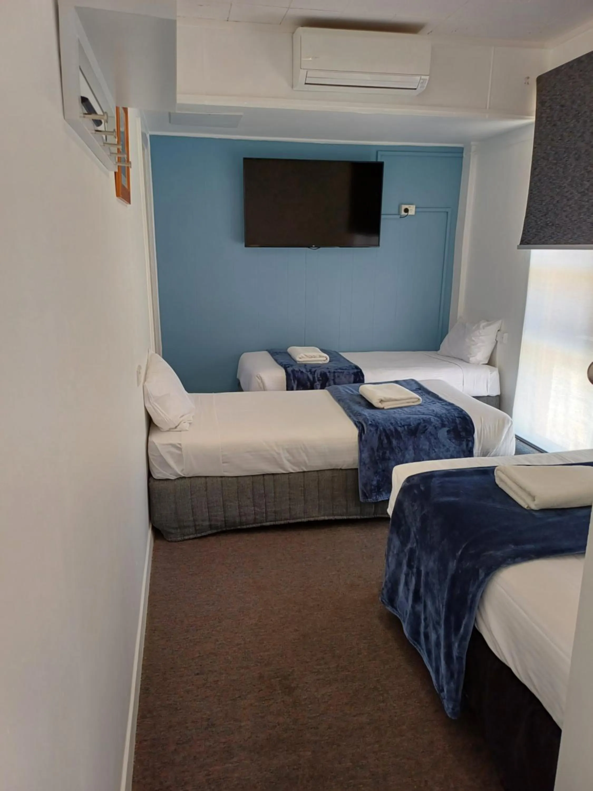 TV and multimedia, Bed in Billabong Motel