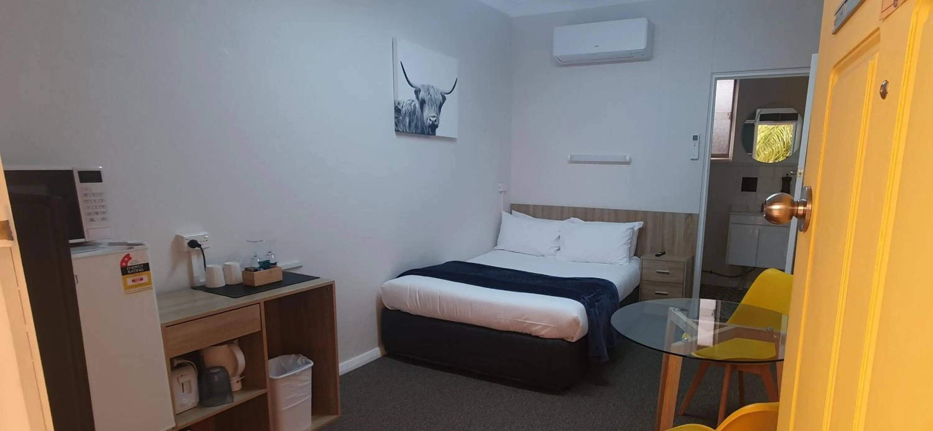 Bed in Billabong Motel