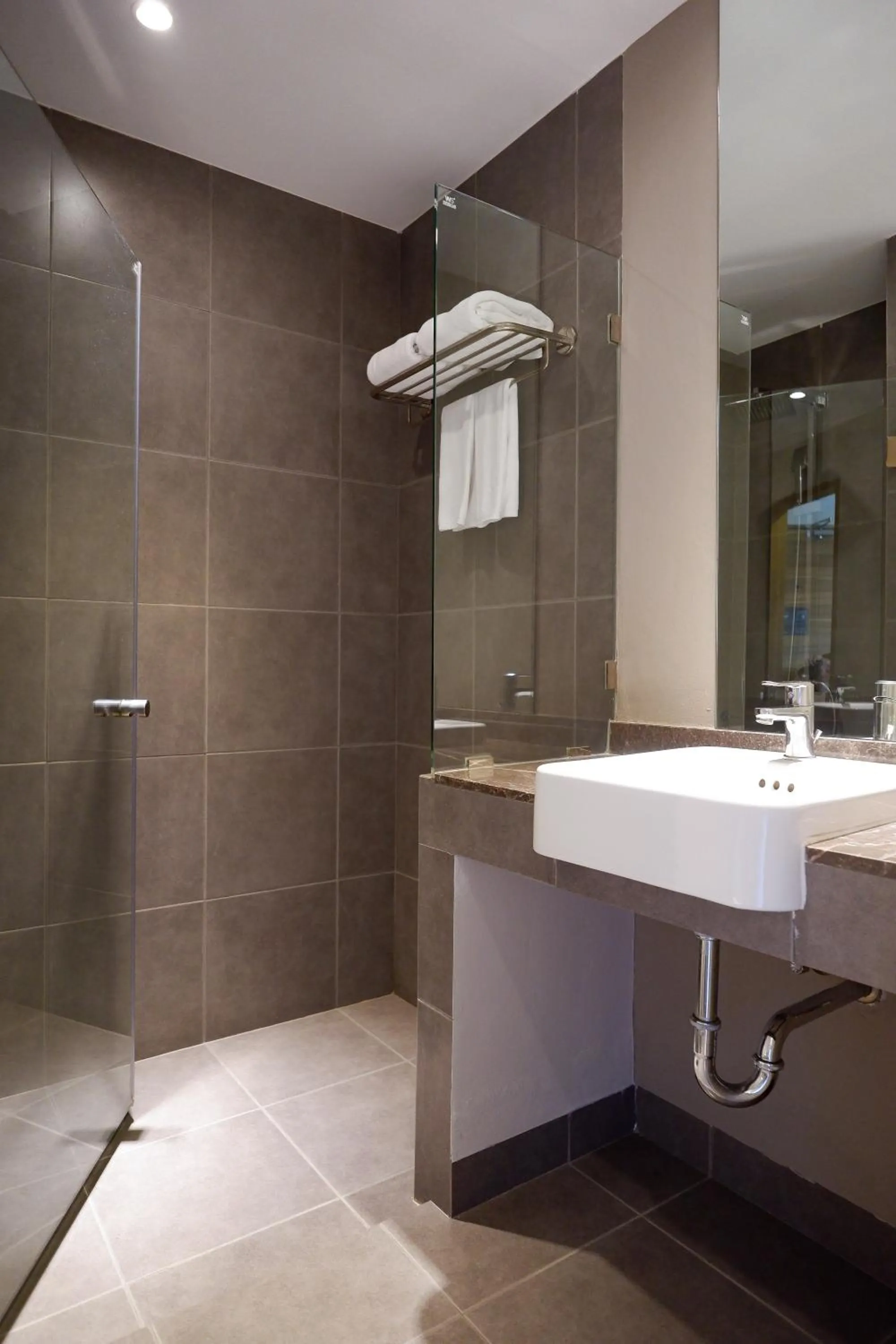 Shower in Canalis Suvarnabhumi Airport Hotel