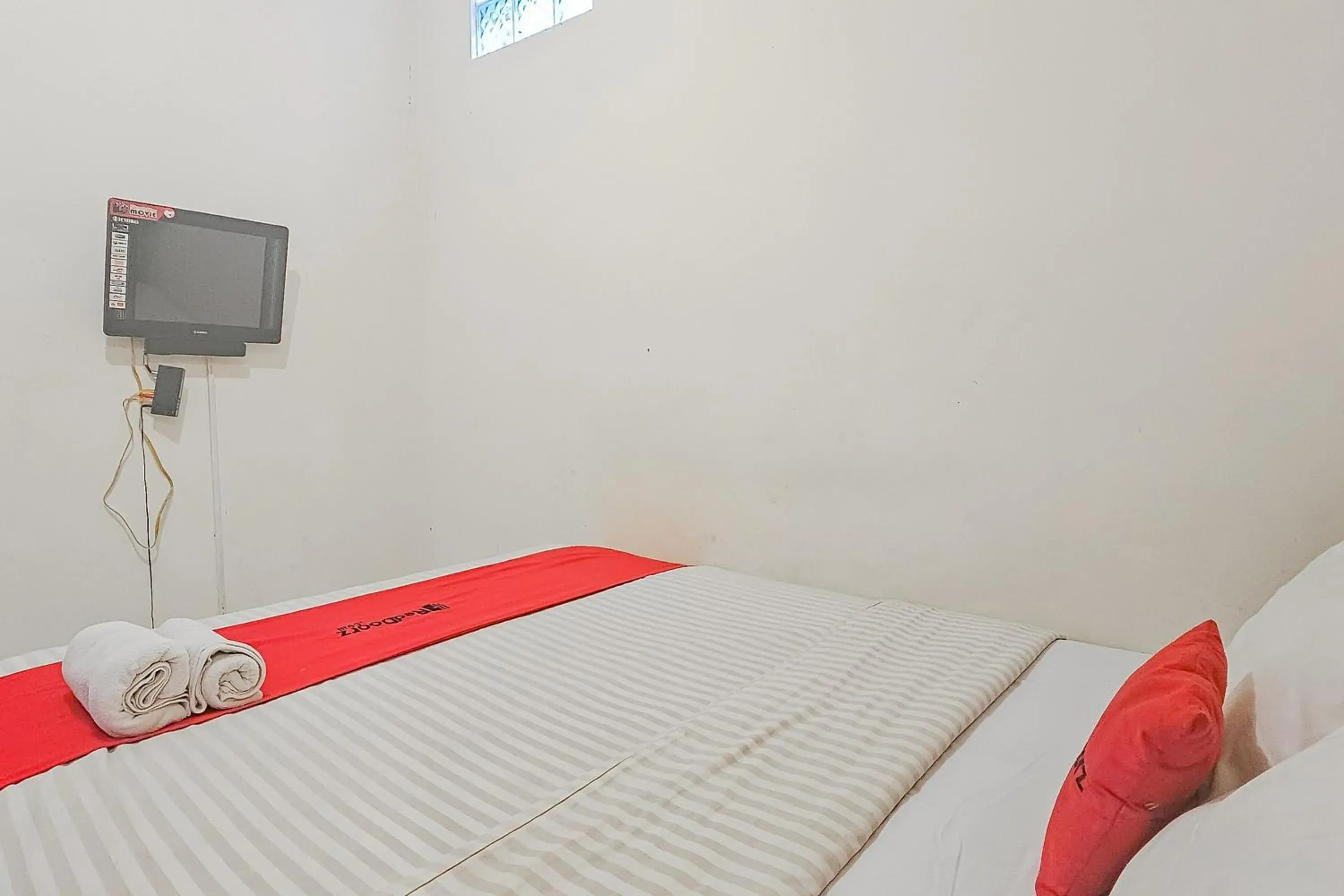 Standard Double Room in RedDoorz near Alun Alun Cianjur Standard Double Room in RedDoorz near Alun Alun Cianjur